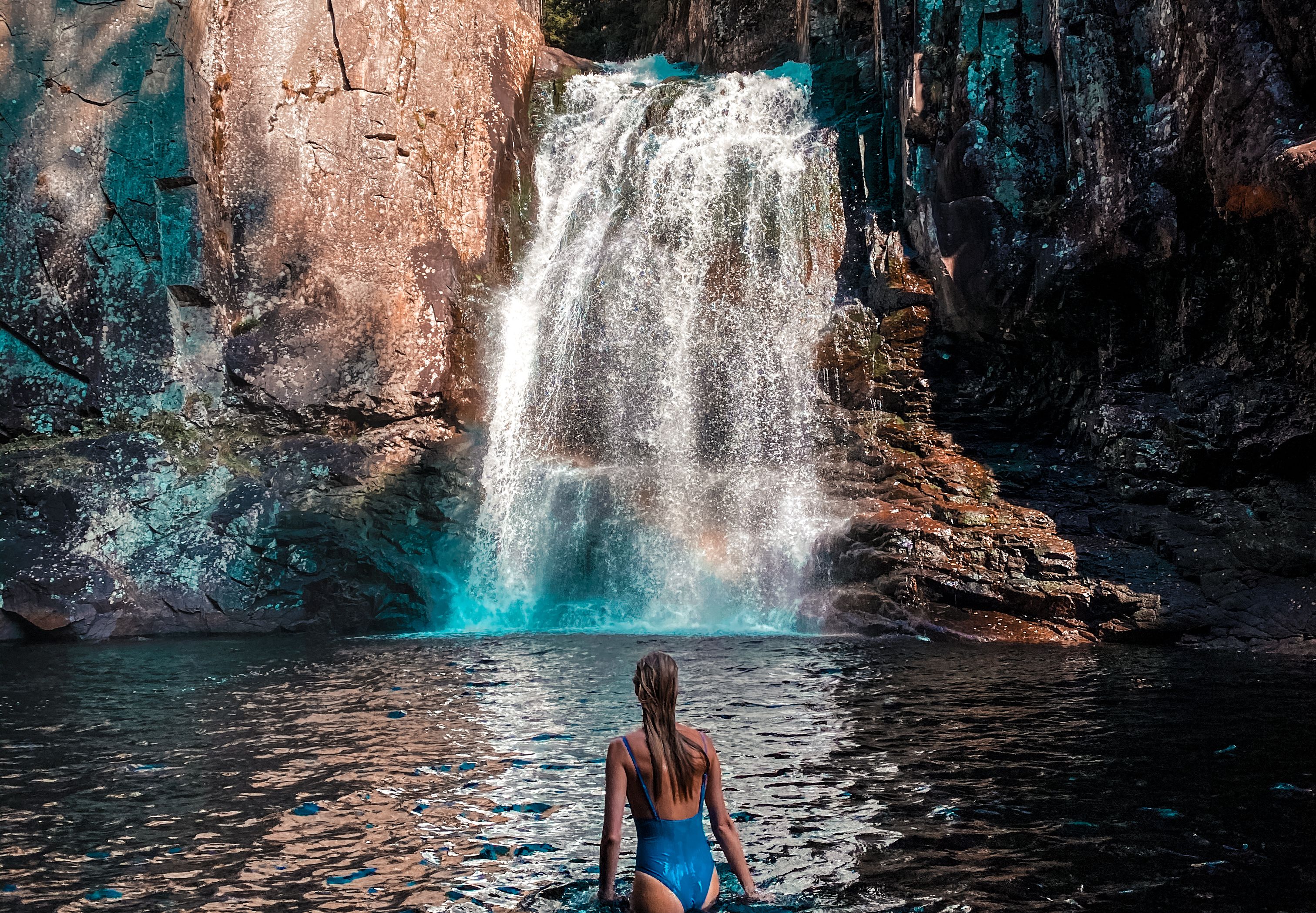A woman bathing in front of Trollfoss