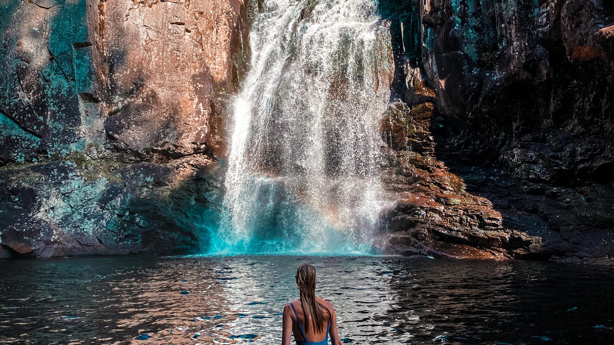 A woman bathing in front of Trollfoss