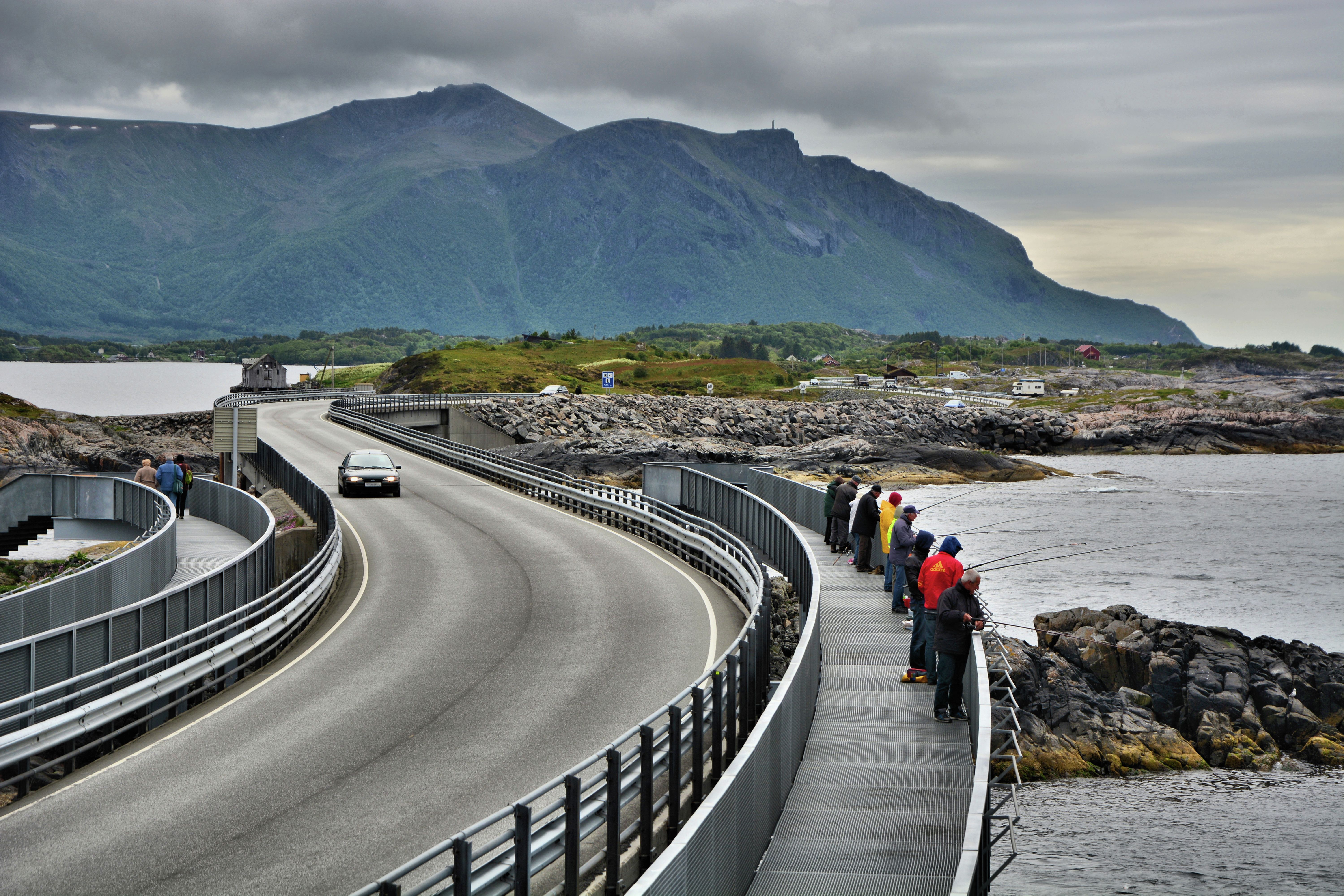 Un grupo de pescadores espera a que pique algún pez desde el puente de Myrbærholm, en la Carretera del Atlántico, la Noruega de los fiordos.
