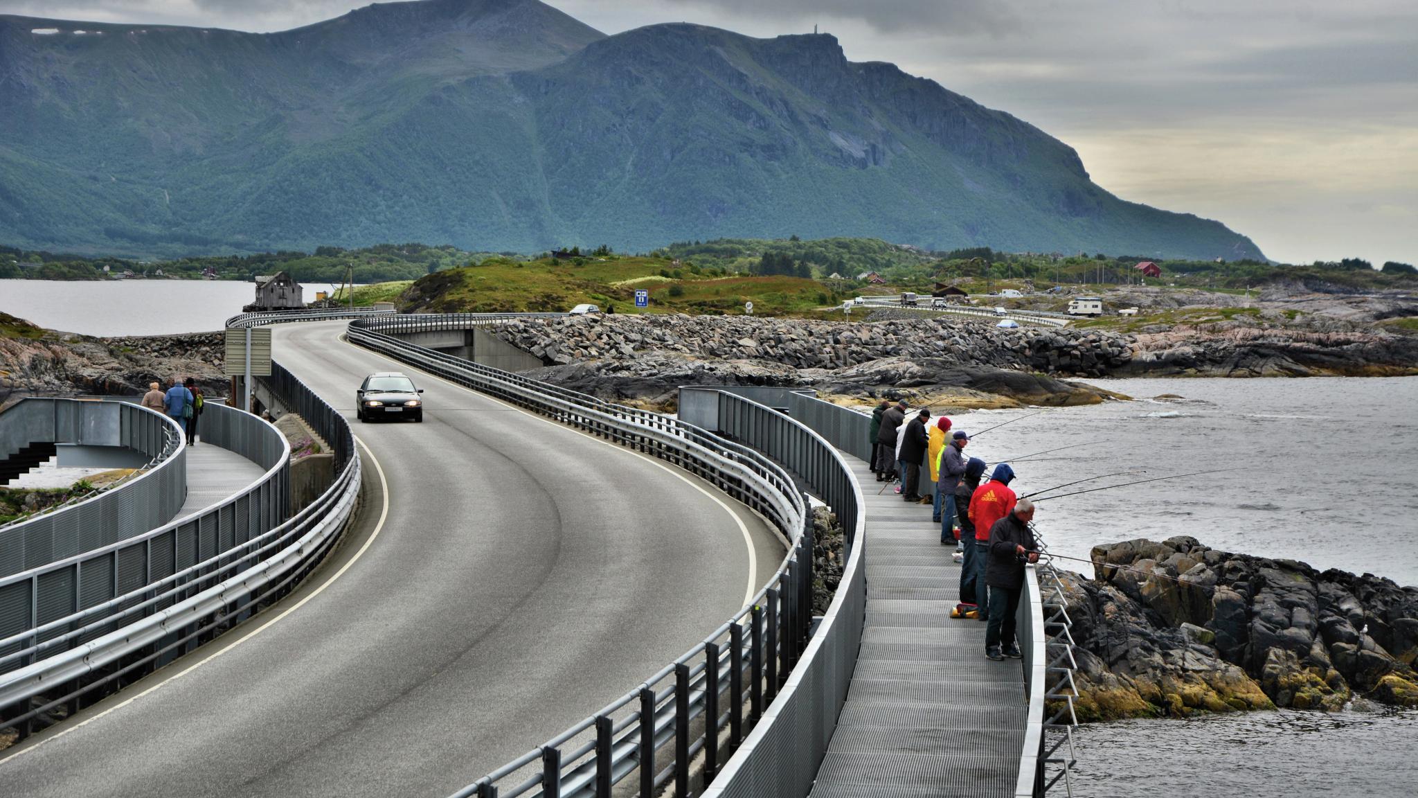 Eine Gruppe von Leuten beim Angeln auf der Brücke Myrbærholmen