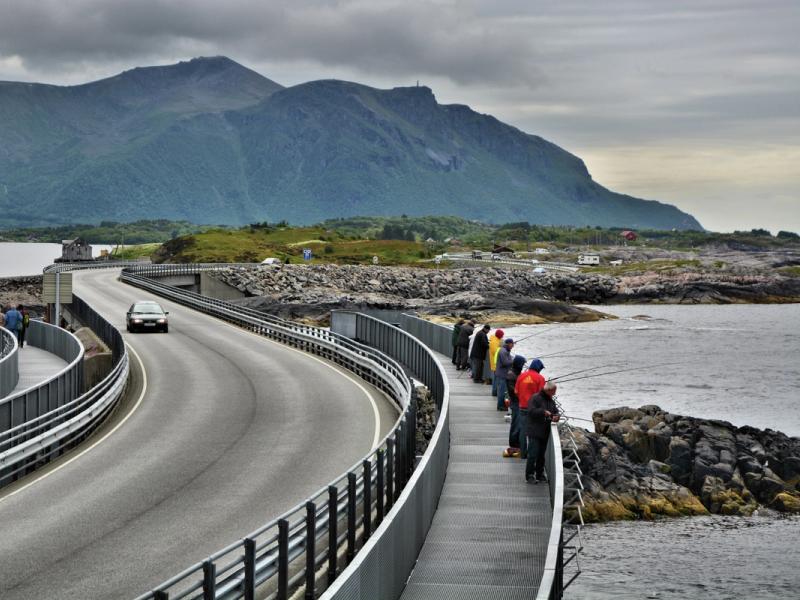 En grupp fiskare vid bron Myrbærholmen vid Atlanterhavsvegen i Fjord Norge (Vestlandet)