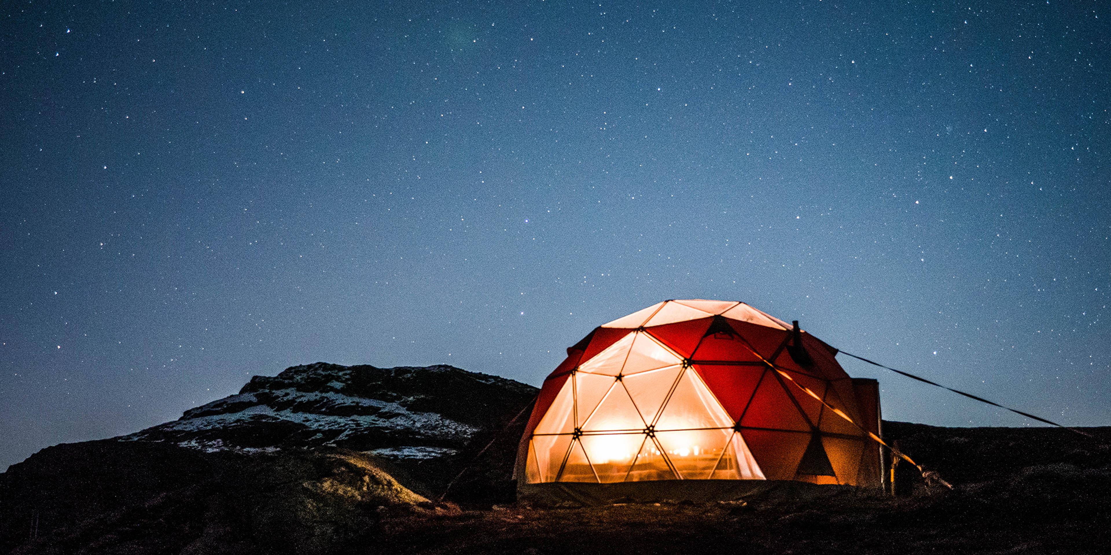 Vista nocturna de una cúpula ártica en los alrededores de Trolltunga.
