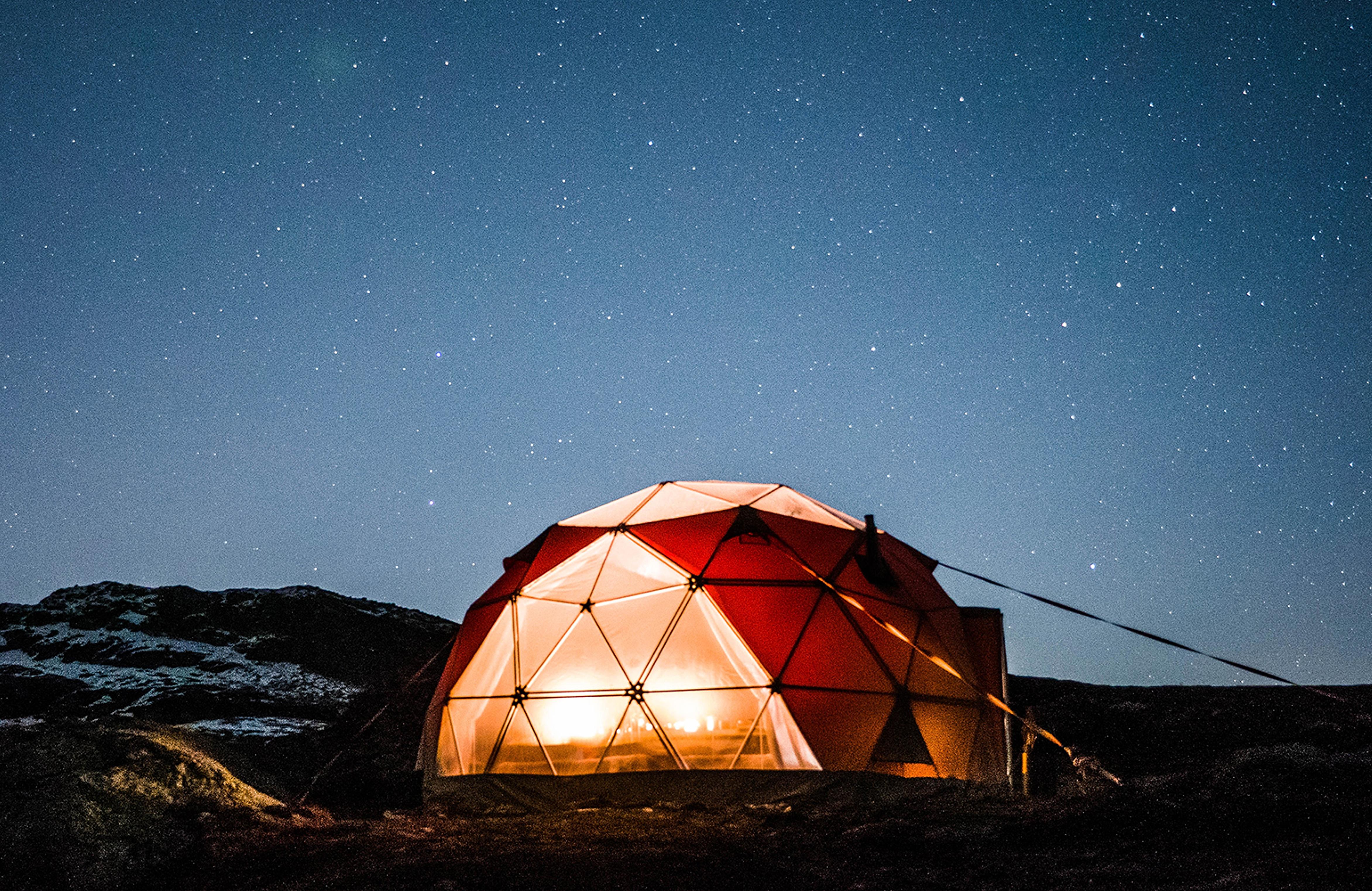 Vista nocturna de una cúpula ártica en los alrededores de Trolltunga.