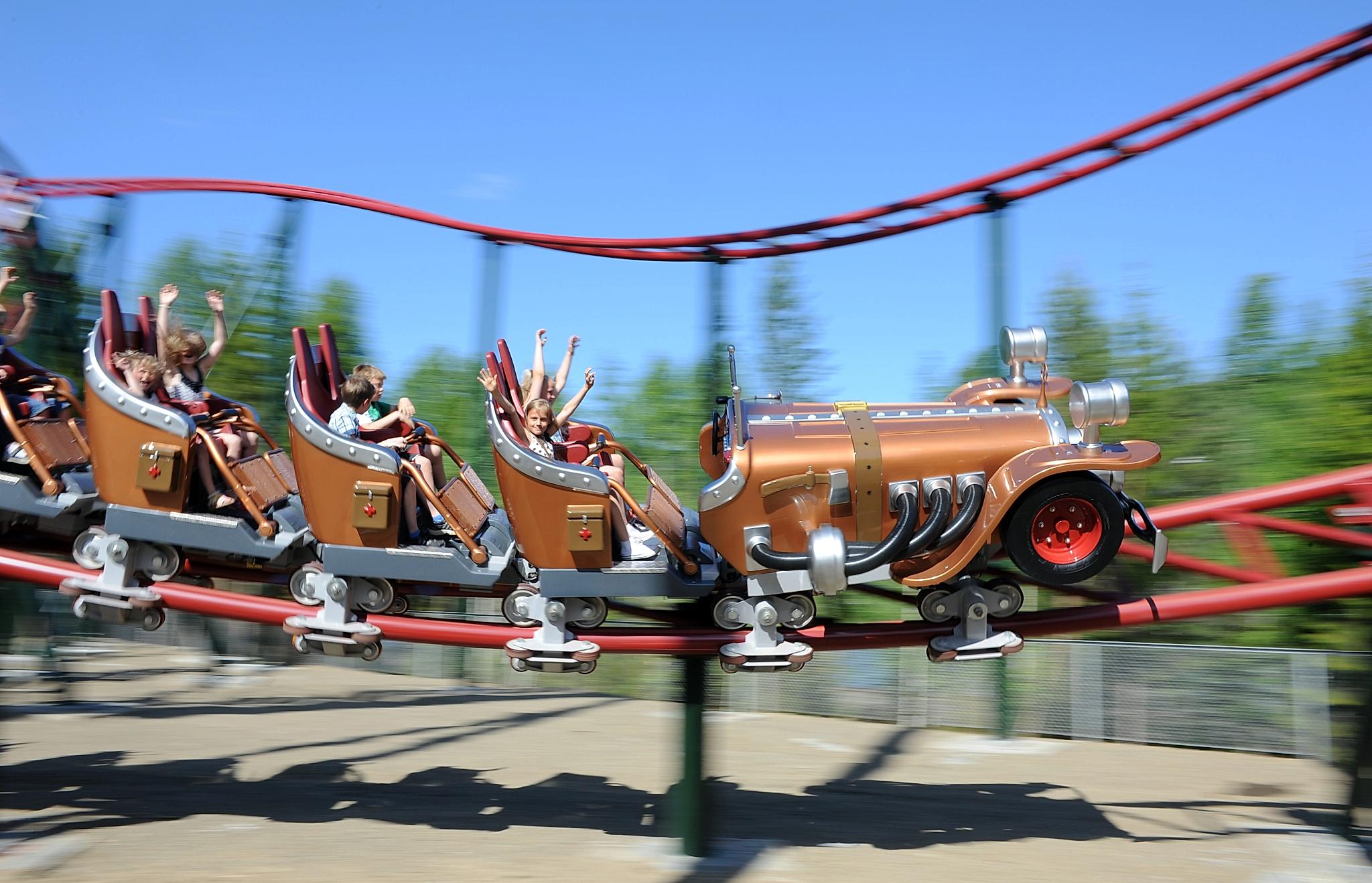 People on Il Tempo Extra Gigante in the family park Hunderfossen