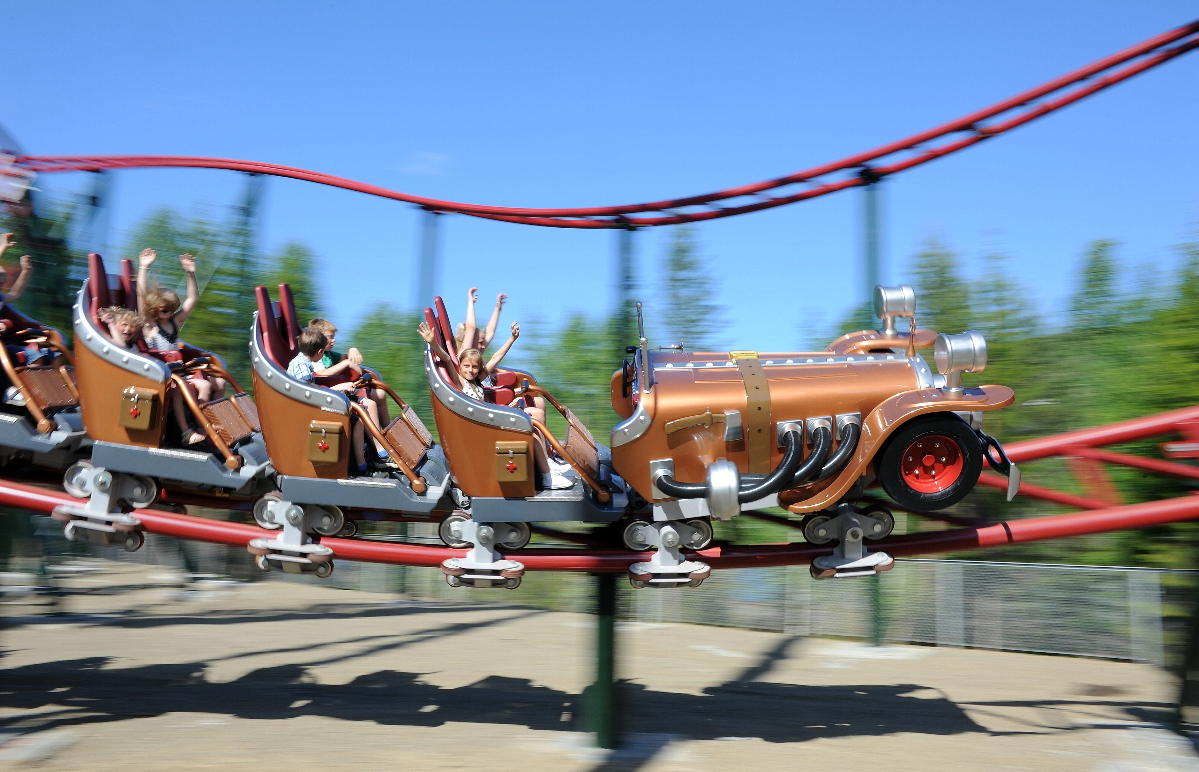 People on Il Tempo Extra Gigante in the family park Hunderfossen