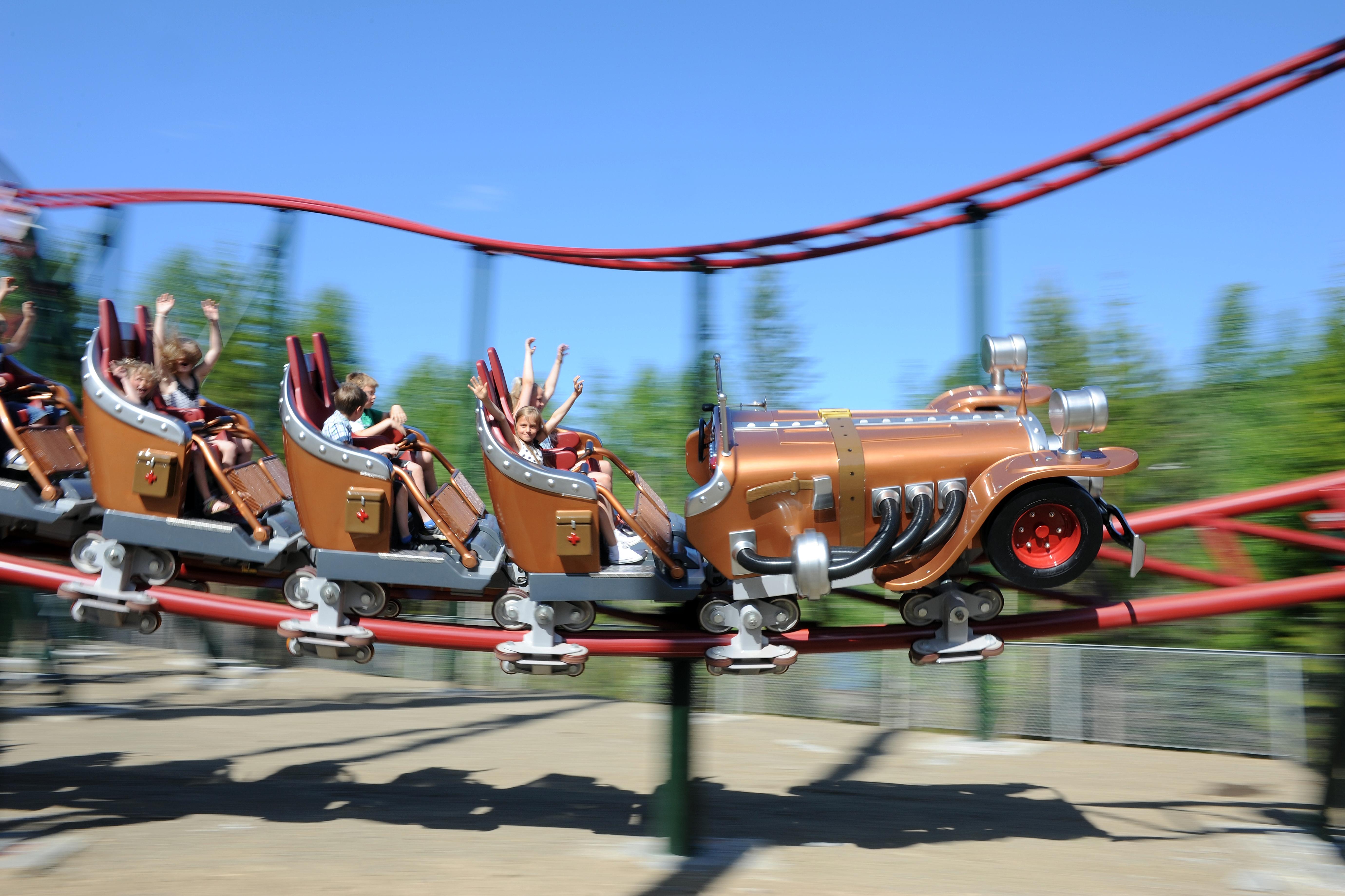 People on Il Tempo Extra Gigante in the family park Hunderfossen