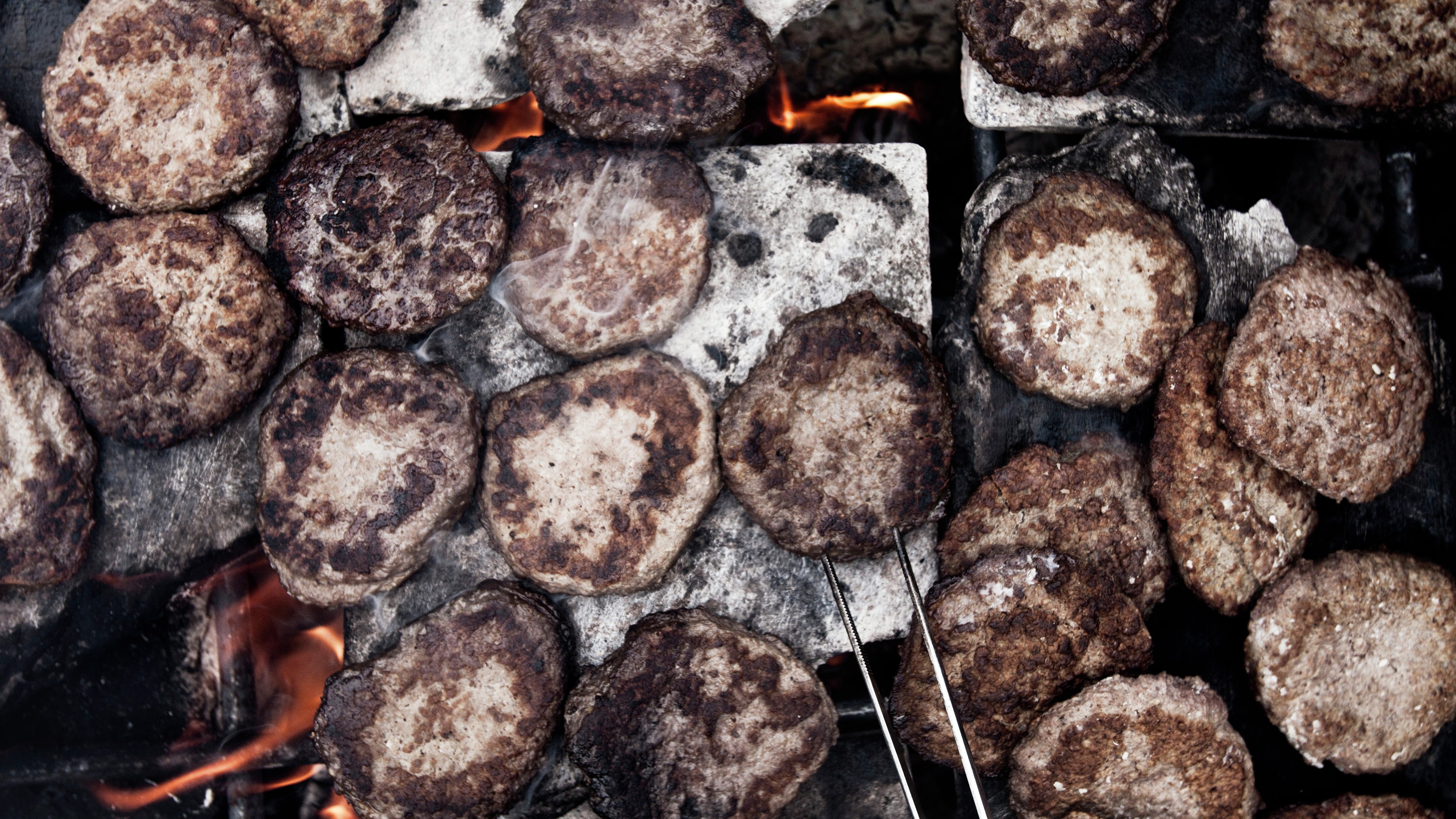Outside cooking meat balls (kjøttkaker) at Brimi Fjellstugu