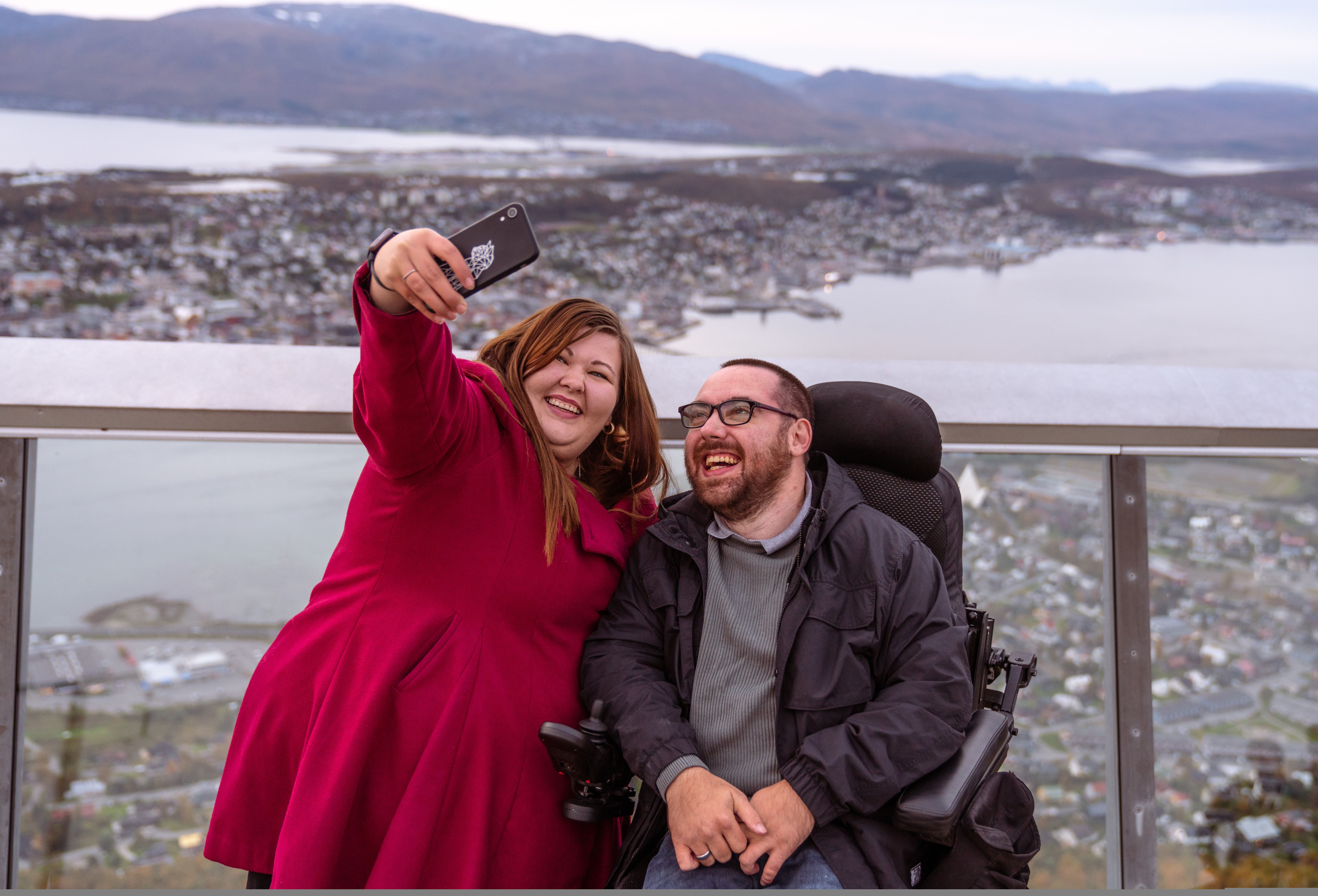To personer tar selfie i Tromsø