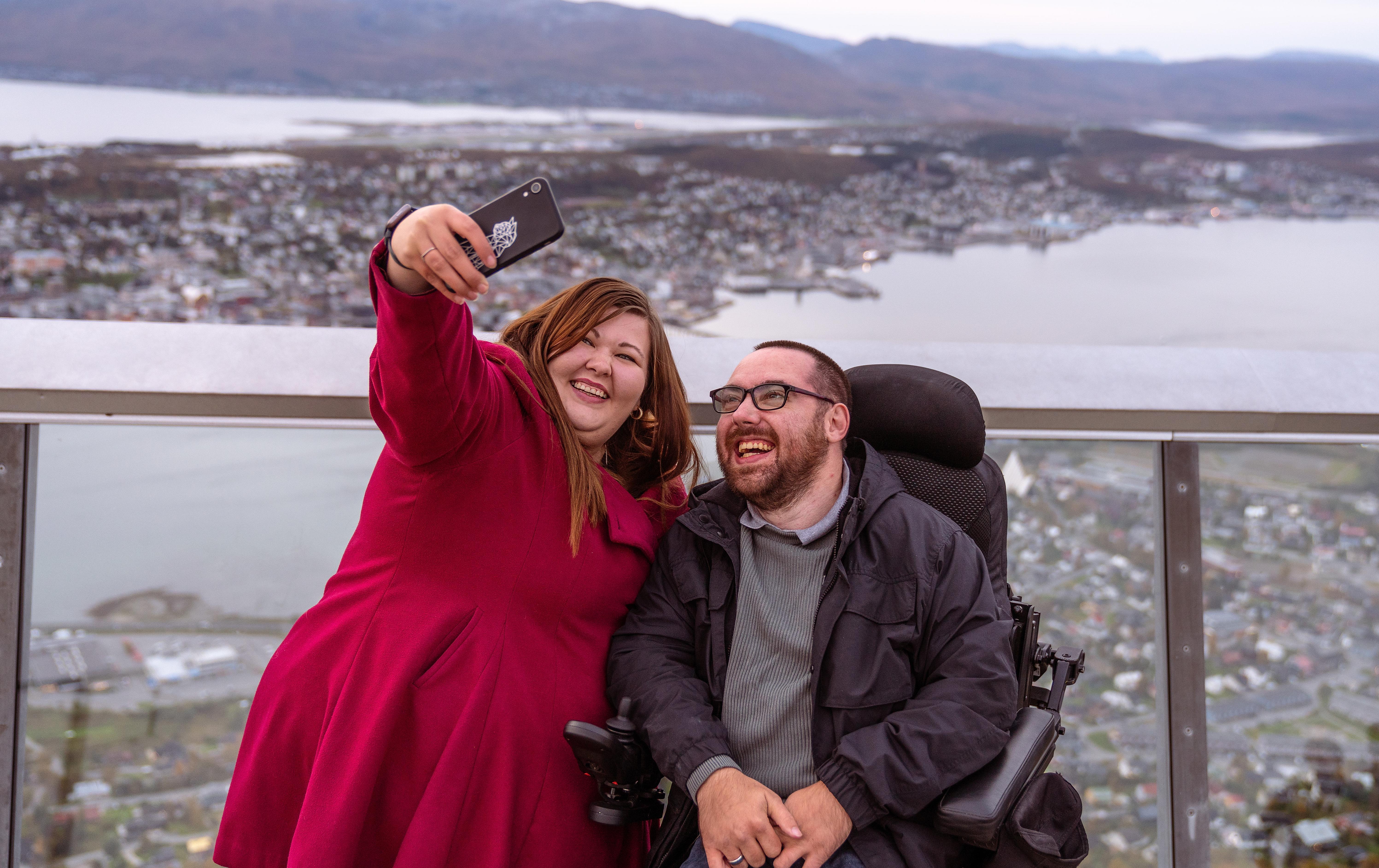 To personer tar selfie i Tromsø