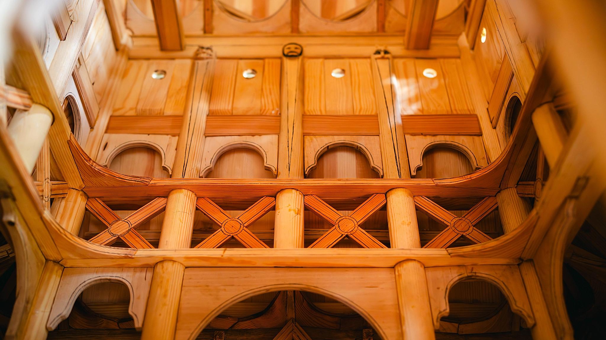 På innsiden av modellen av Setesdal stavkirke