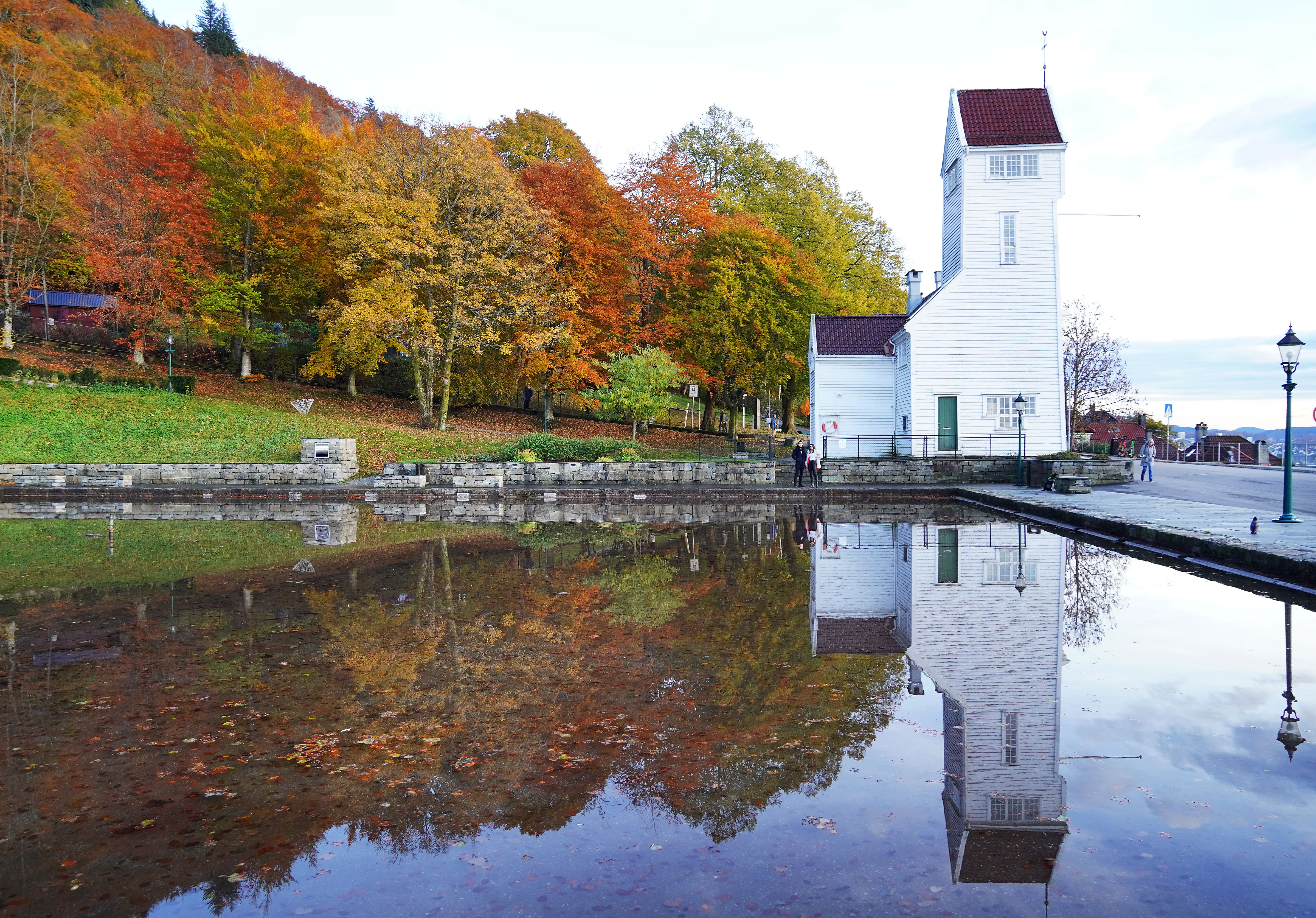 To personer med paraply i Bergen om høsten