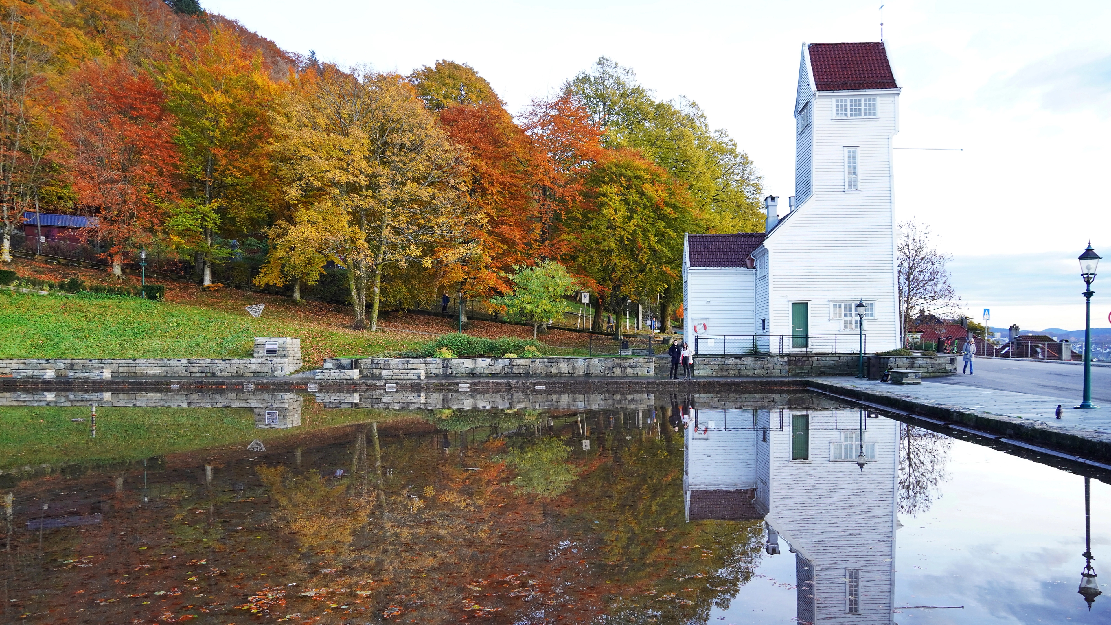 To personer med paraply i Bergen om høsten