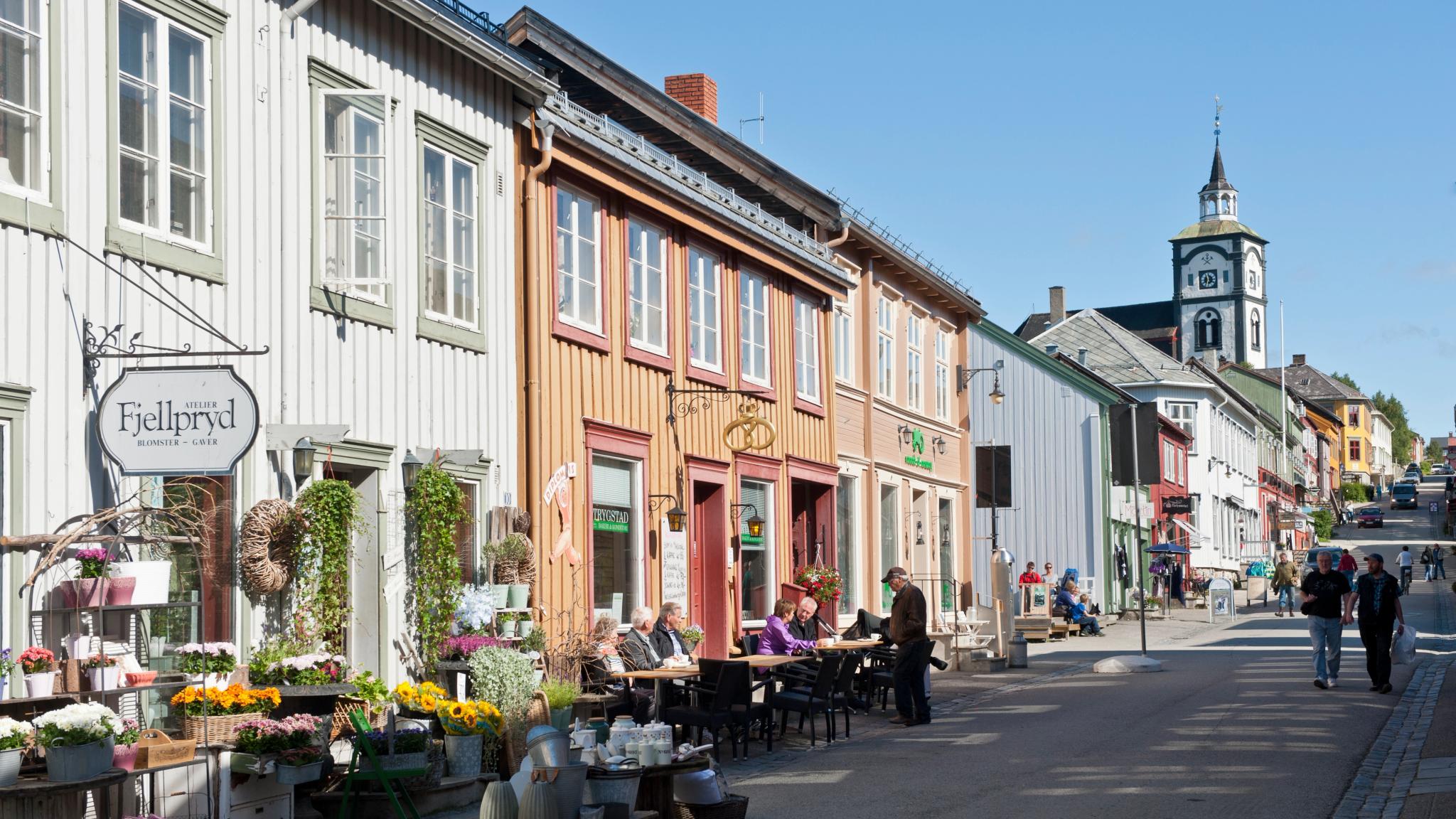 Via Kjerkgata a Røros, Trøndelag, con la chiesa di Røros sullo sfondo