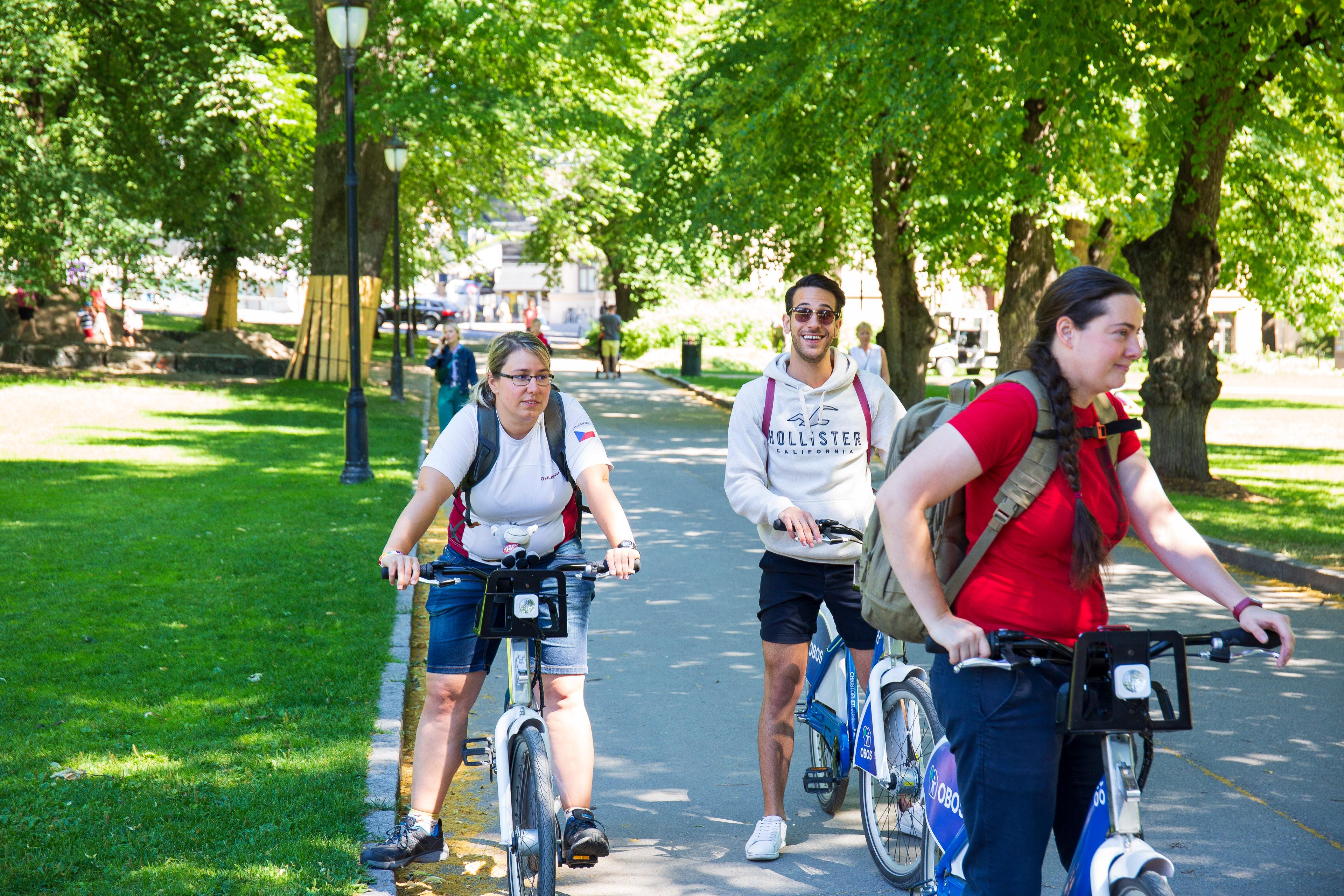 Klára, Kadir, and Anna exploring the Palace Park in Oslo by bicycle