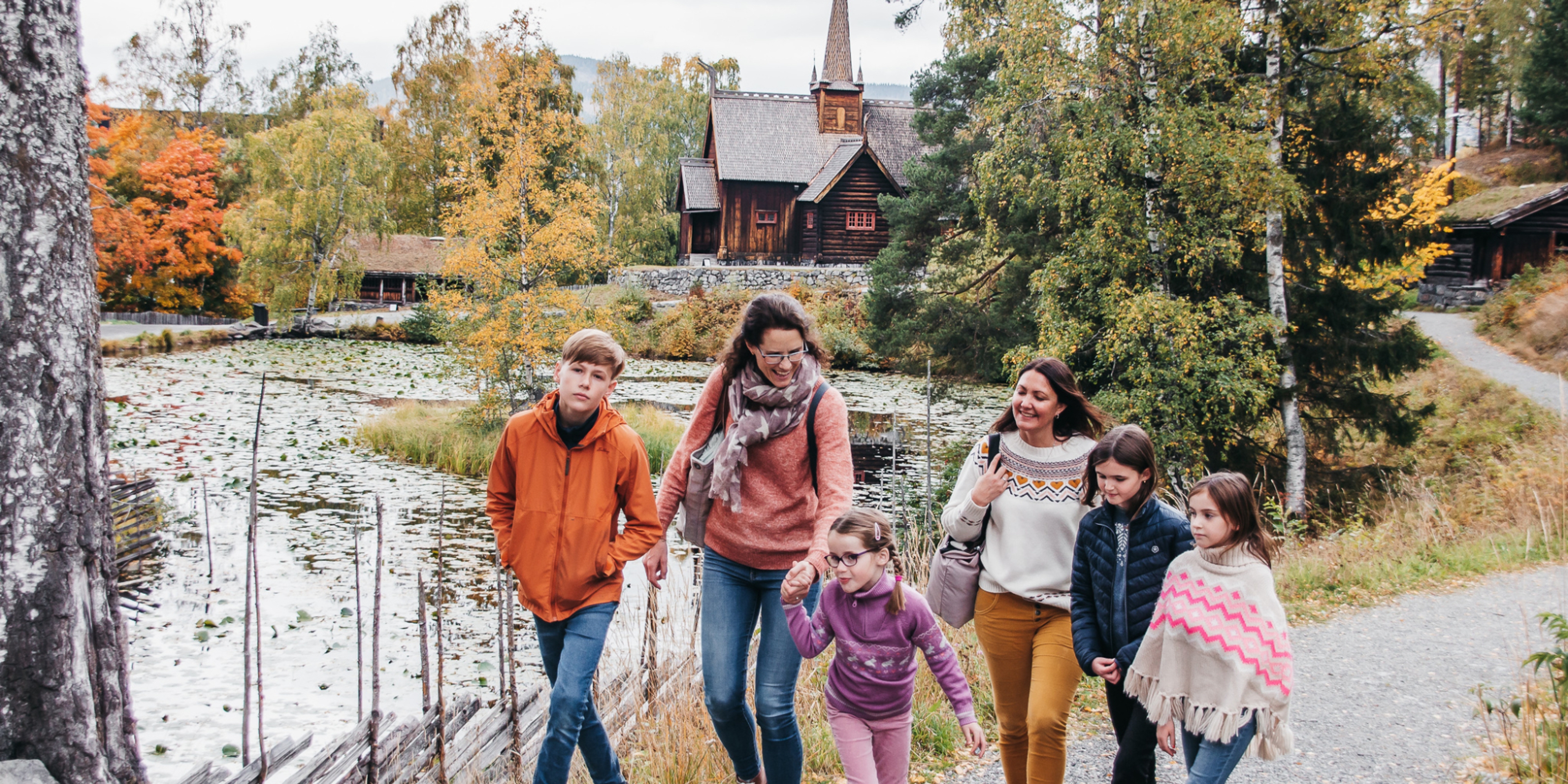 En familie koser seg på Maihaugen i Lillehammer