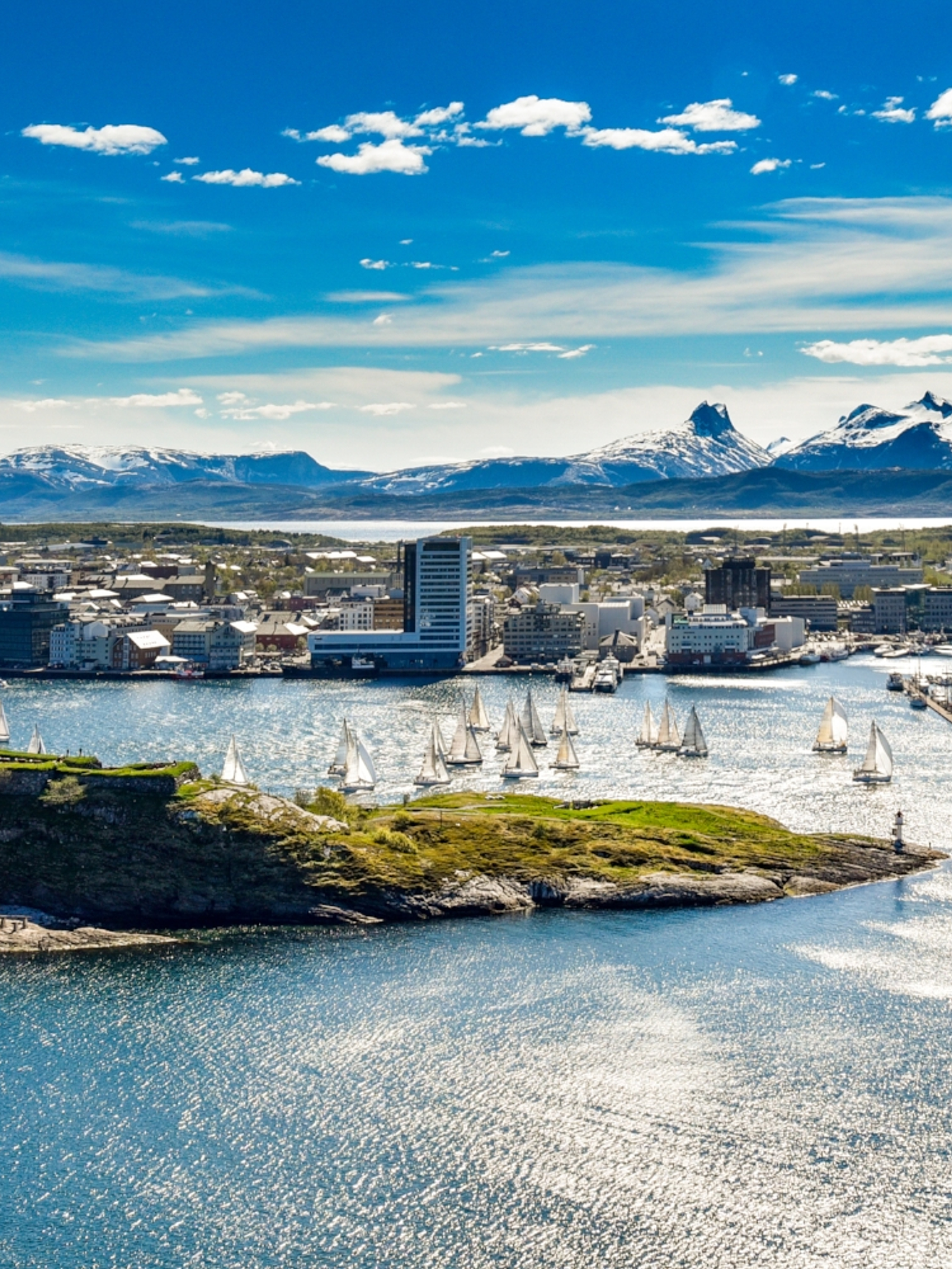 Byen Bodø i Nord-Norge en sommerdag