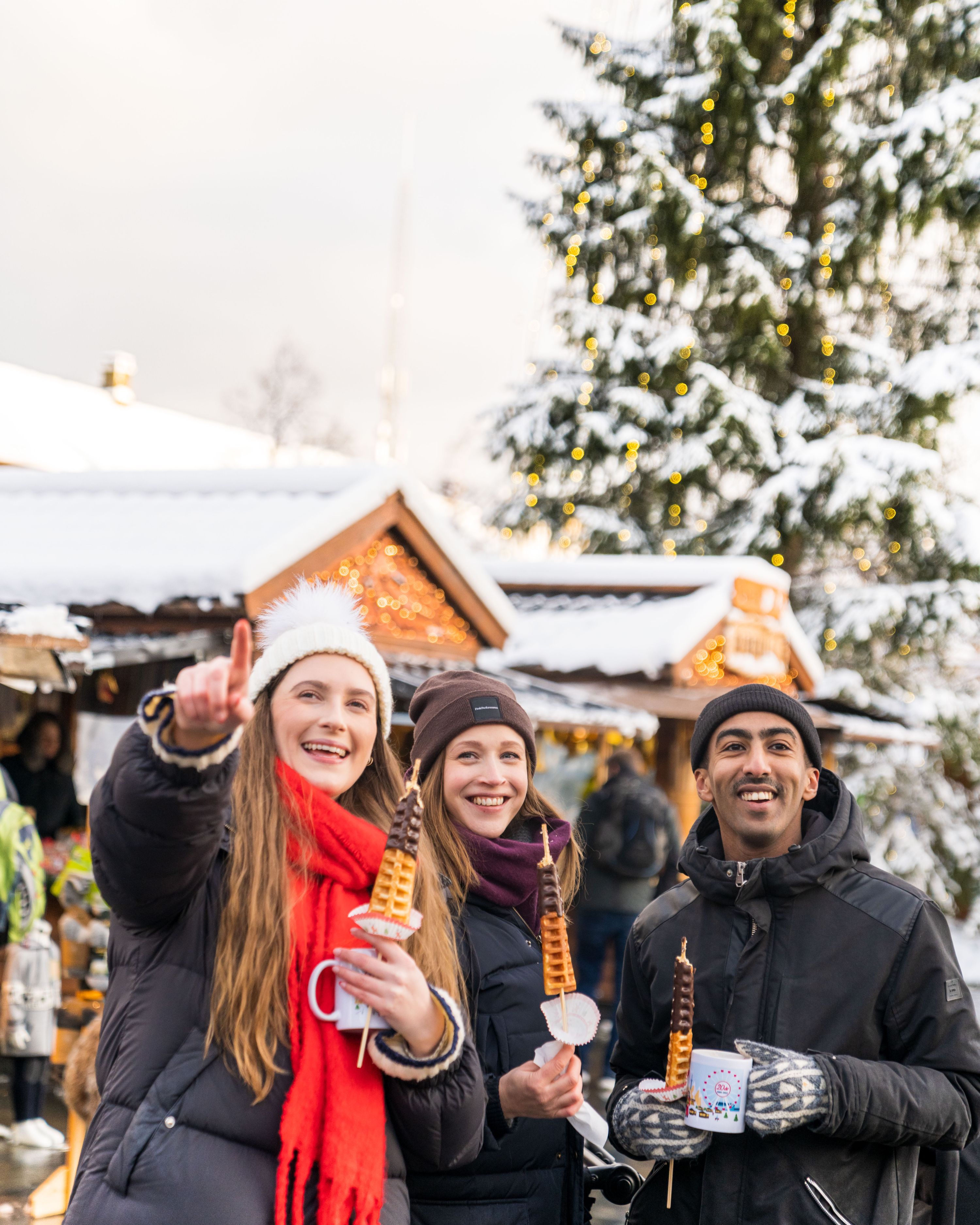 Friends at the Christmas market in Trondheim, Trøndelag, Norge.