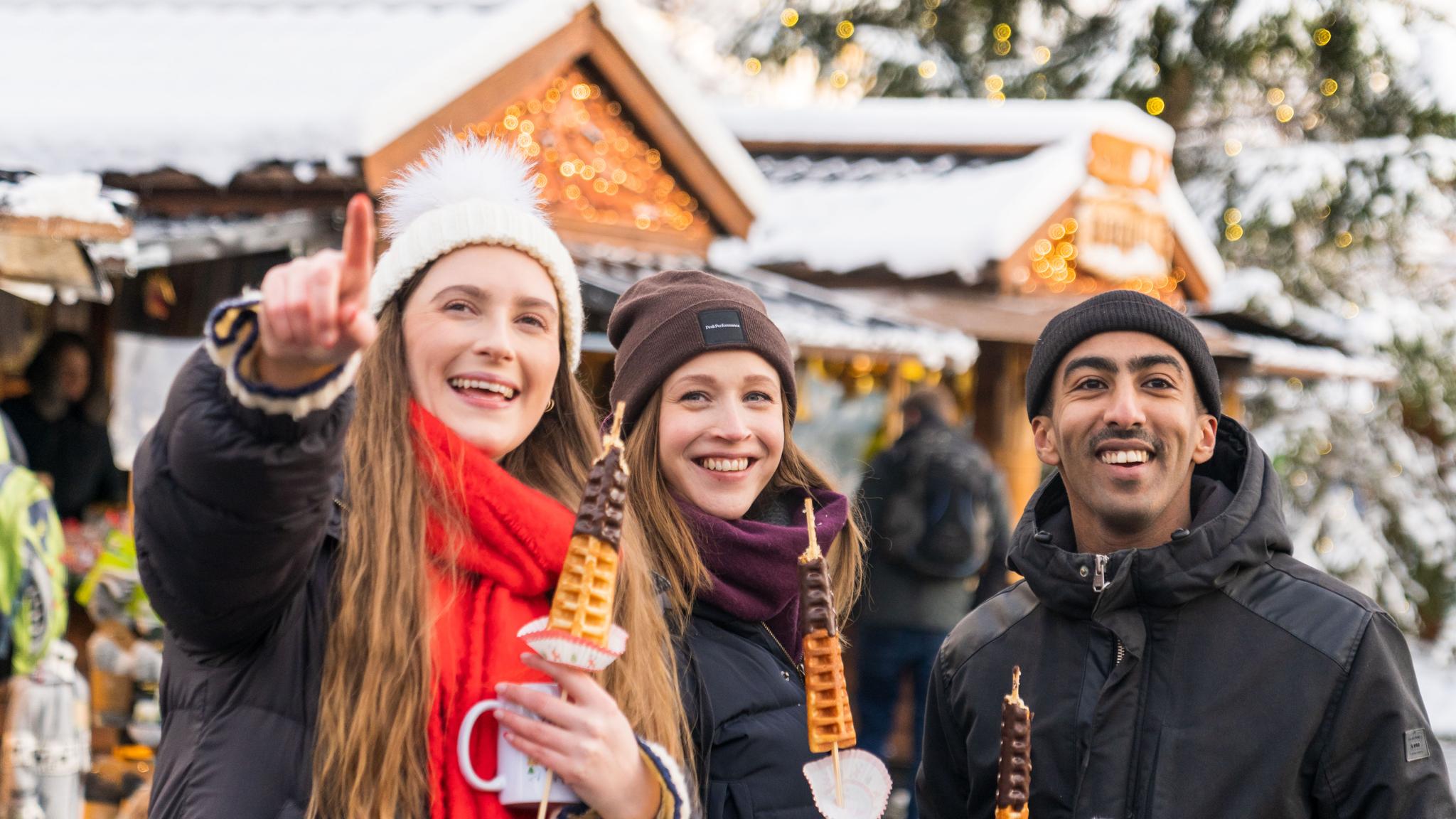 Friends at the Christmas market in Trondheim, Trøndelag, Norge.
