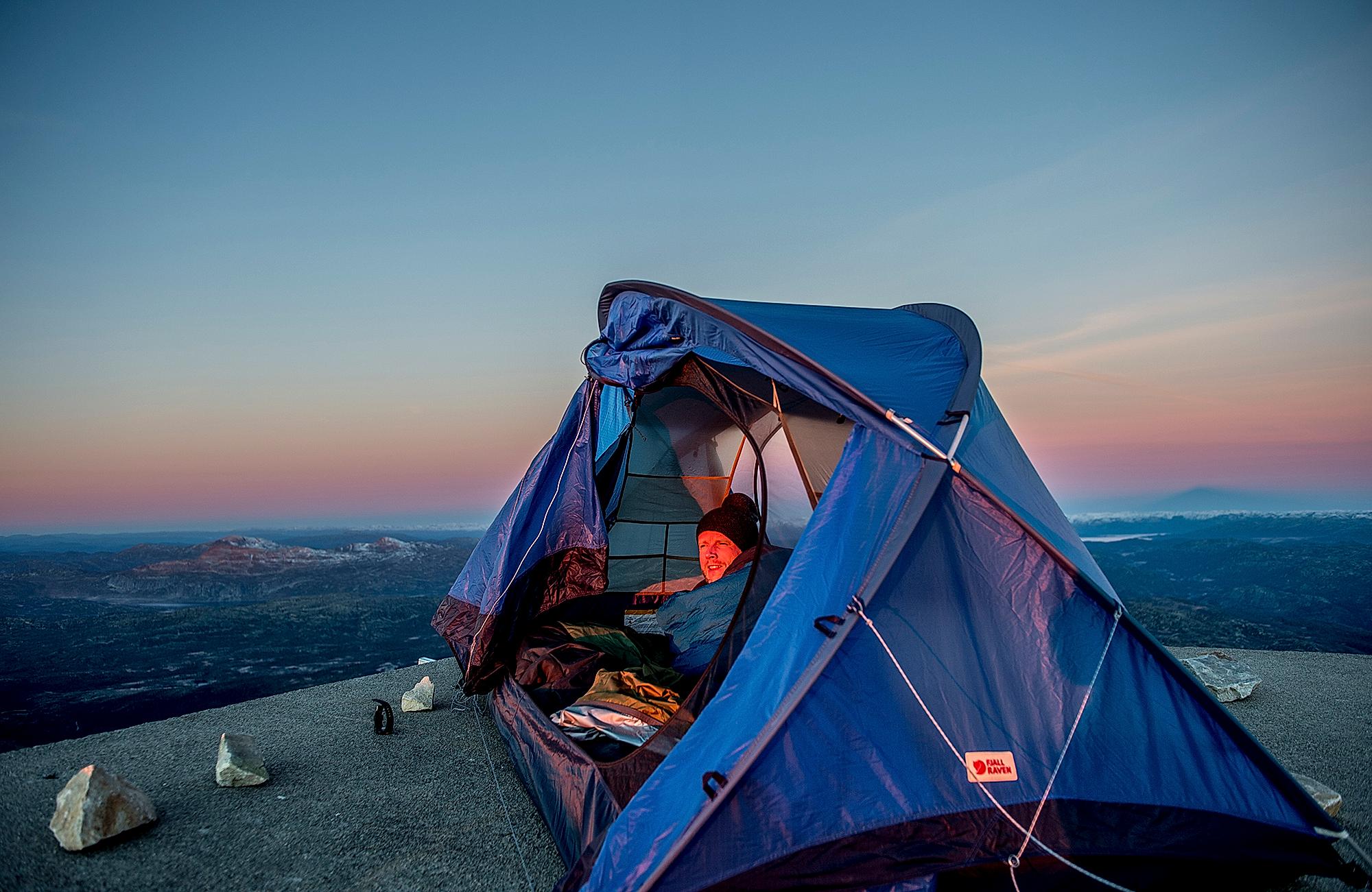 En person inni et lite telt på Gaustatoppen i Telemark