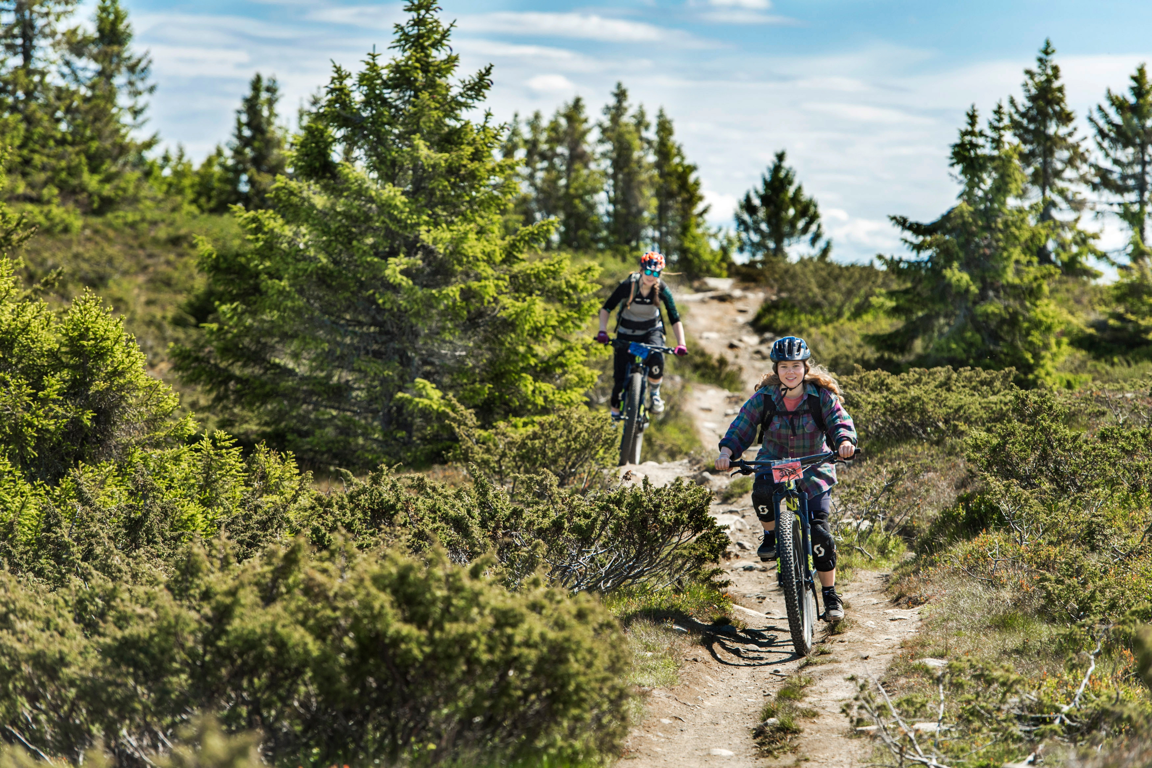 To personer sykler i terrenget i Hafjell på Østlandet