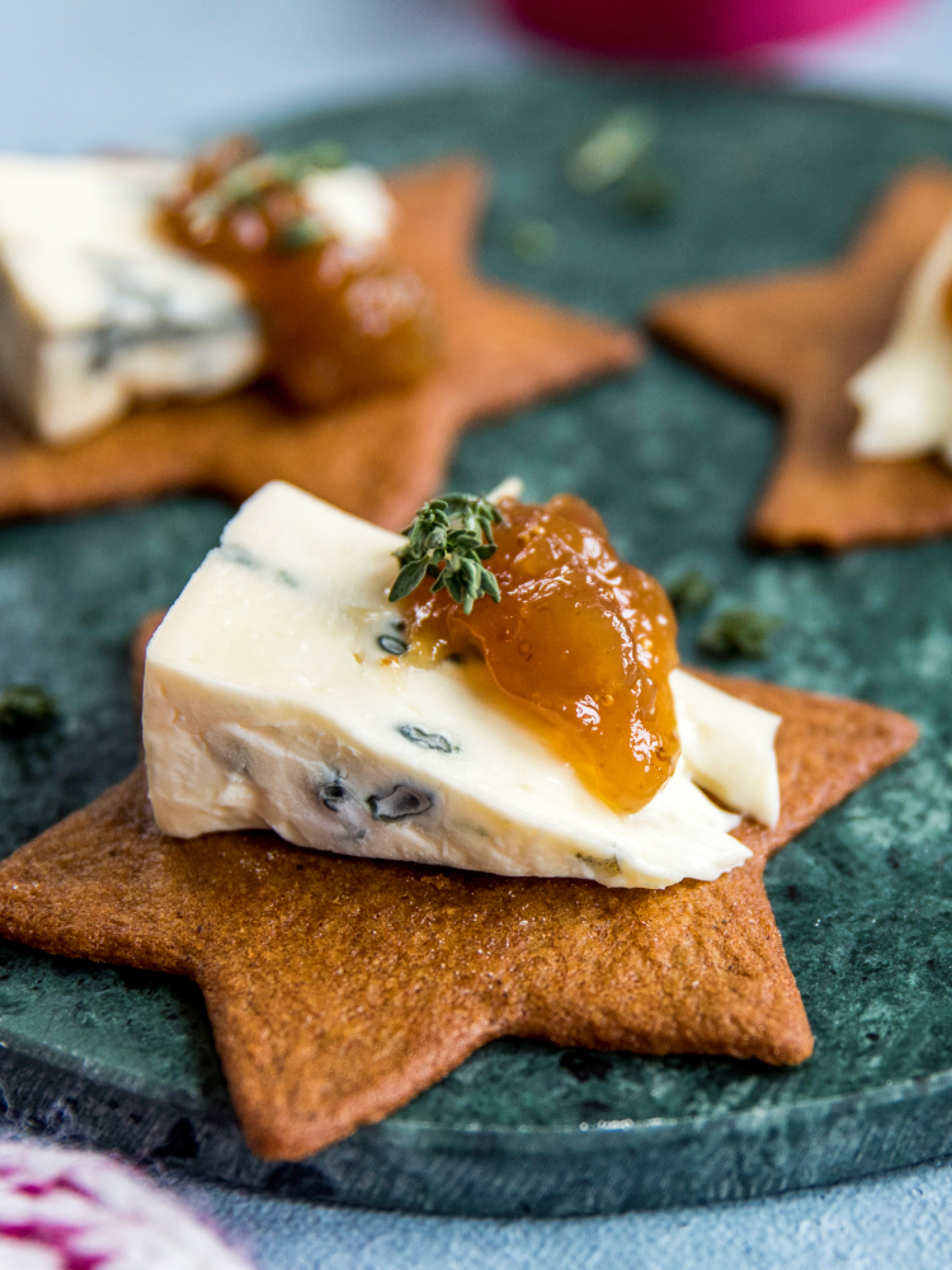 Gingerbread with blue cheese