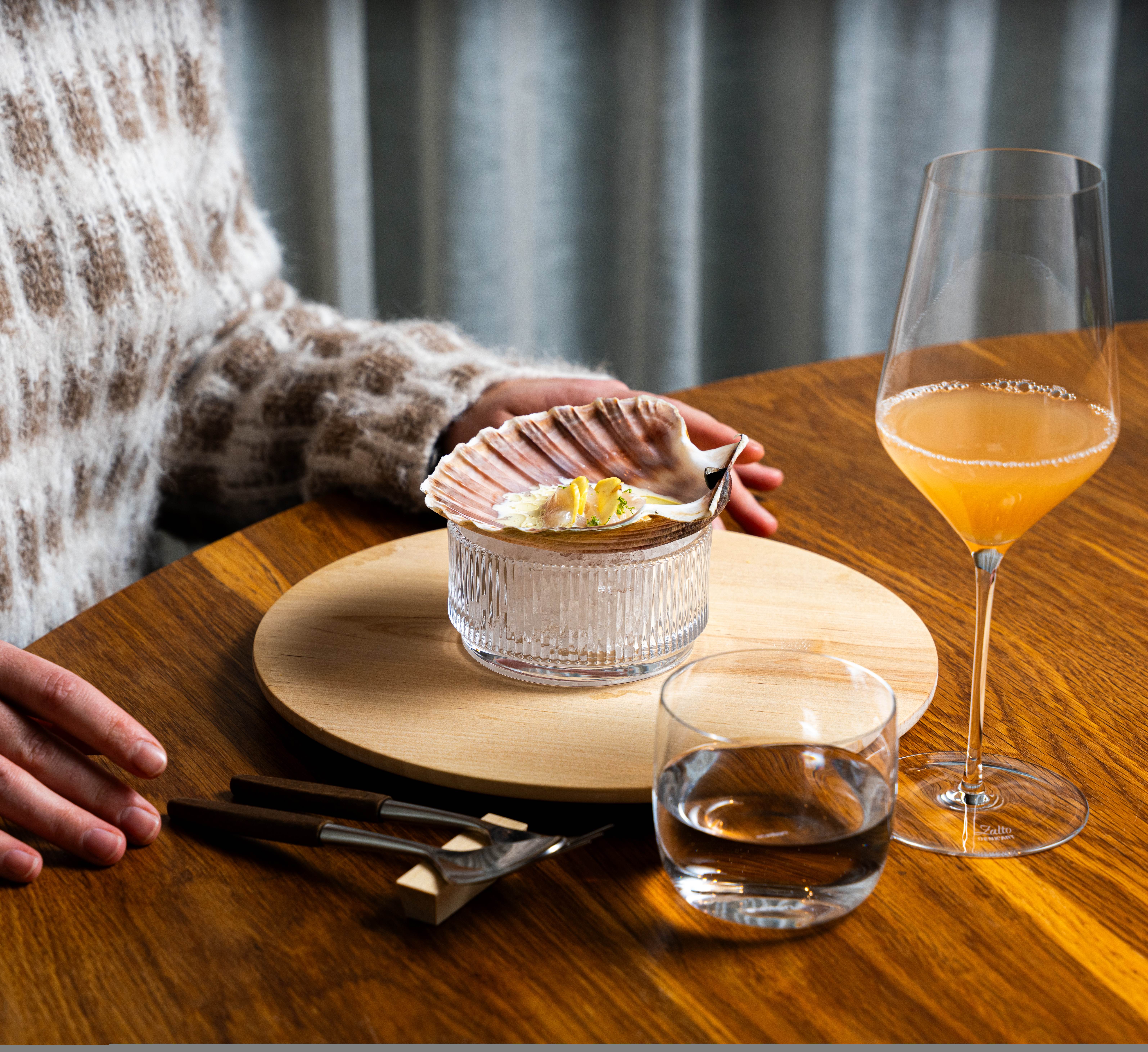 Kamskjell og kanstanje servert på Credo restaurant på Nasjonalbiblioteket.