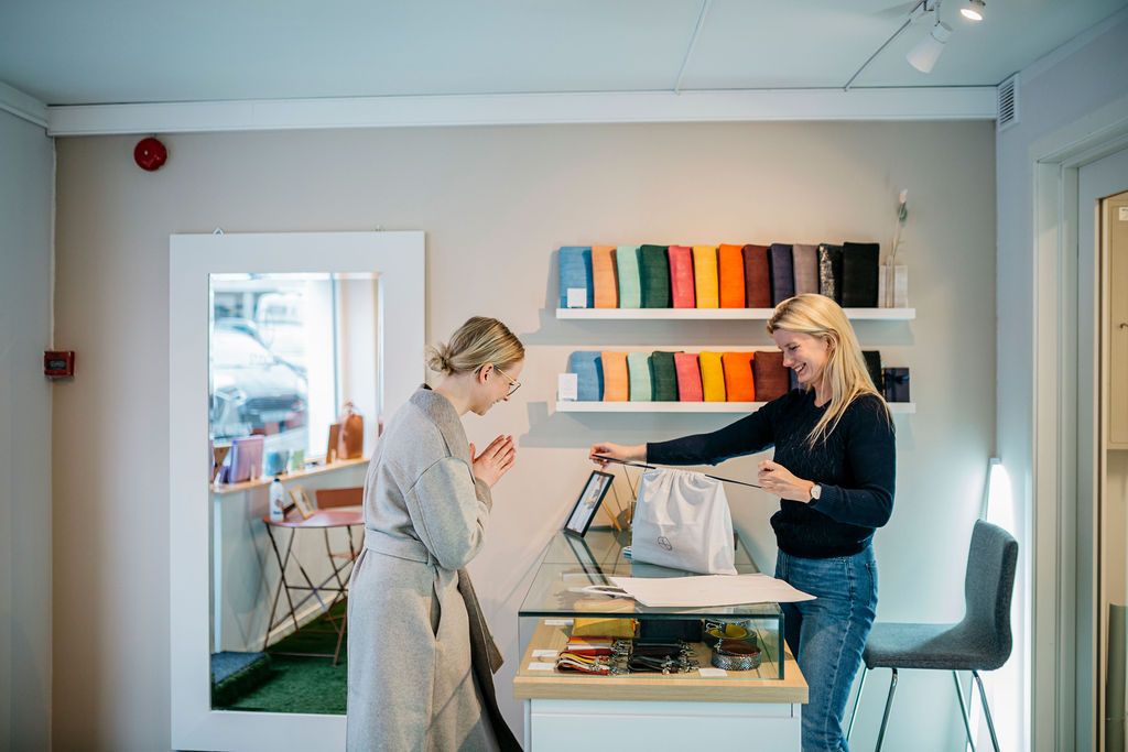 A woman buying a bag at EBN in Bodø
