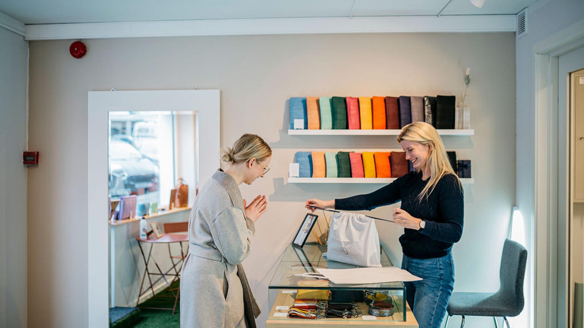 A woman buying a bag at EBN in Bodø