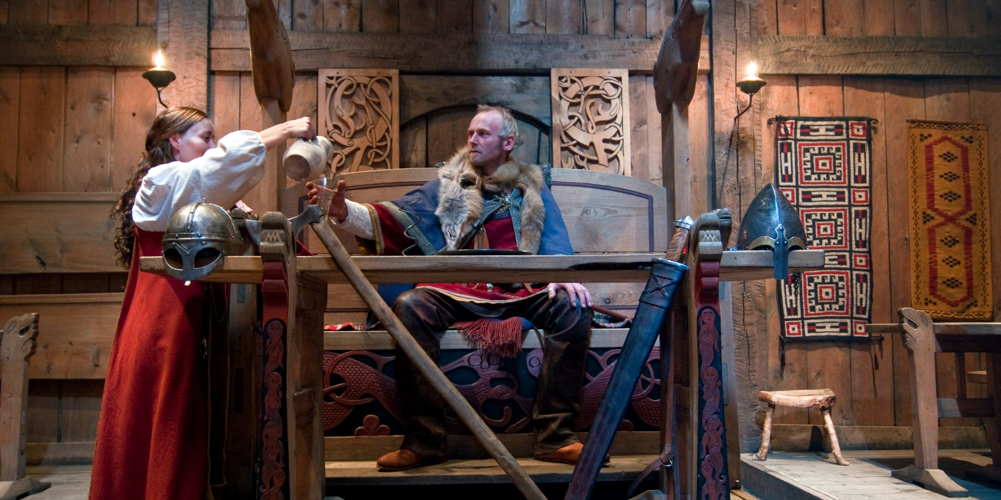 Viking sitter på en trone på Lofotr museet i Lofoten, Nord-Norge