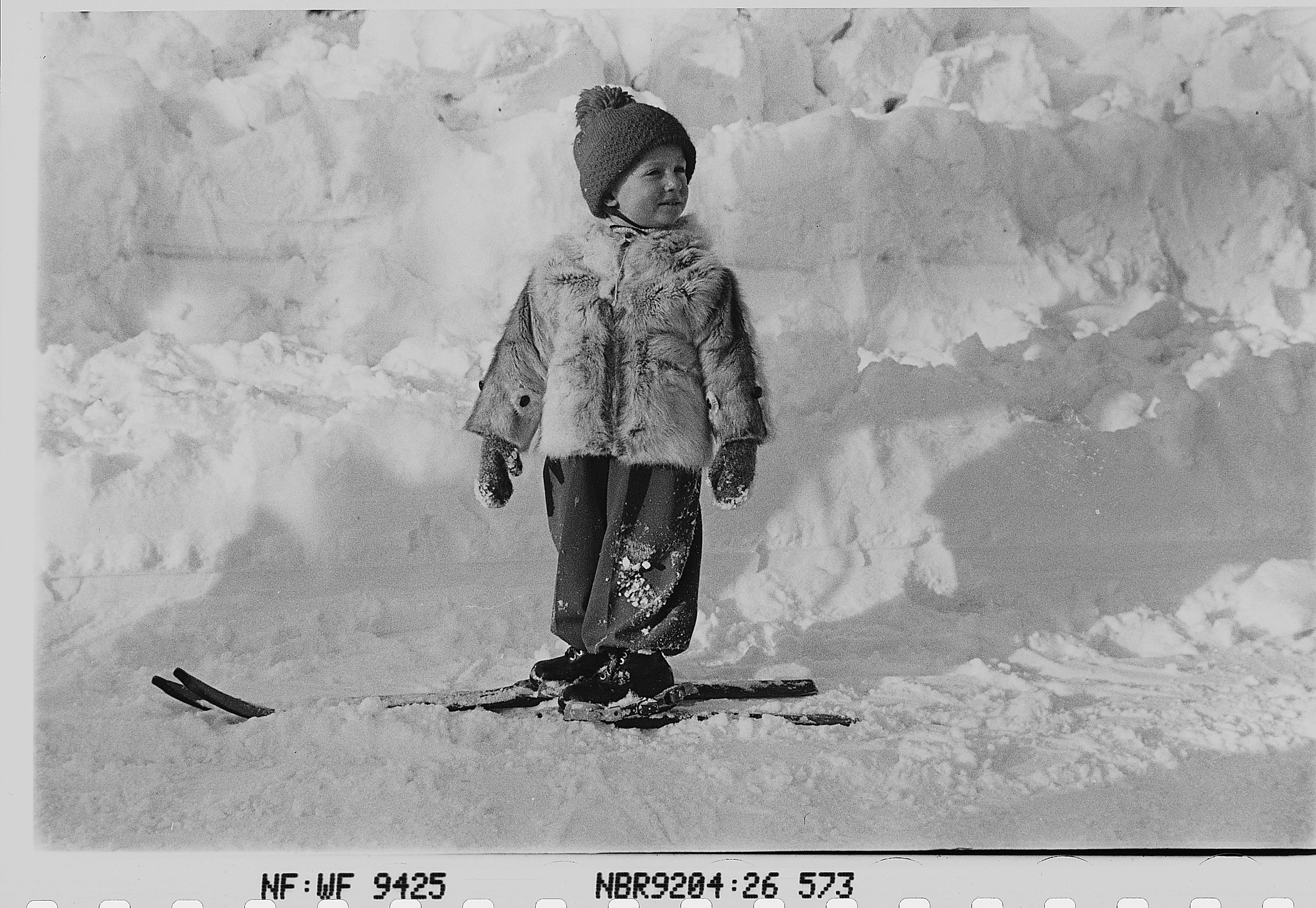 King Haakon V on skis in 1937, as a toodler