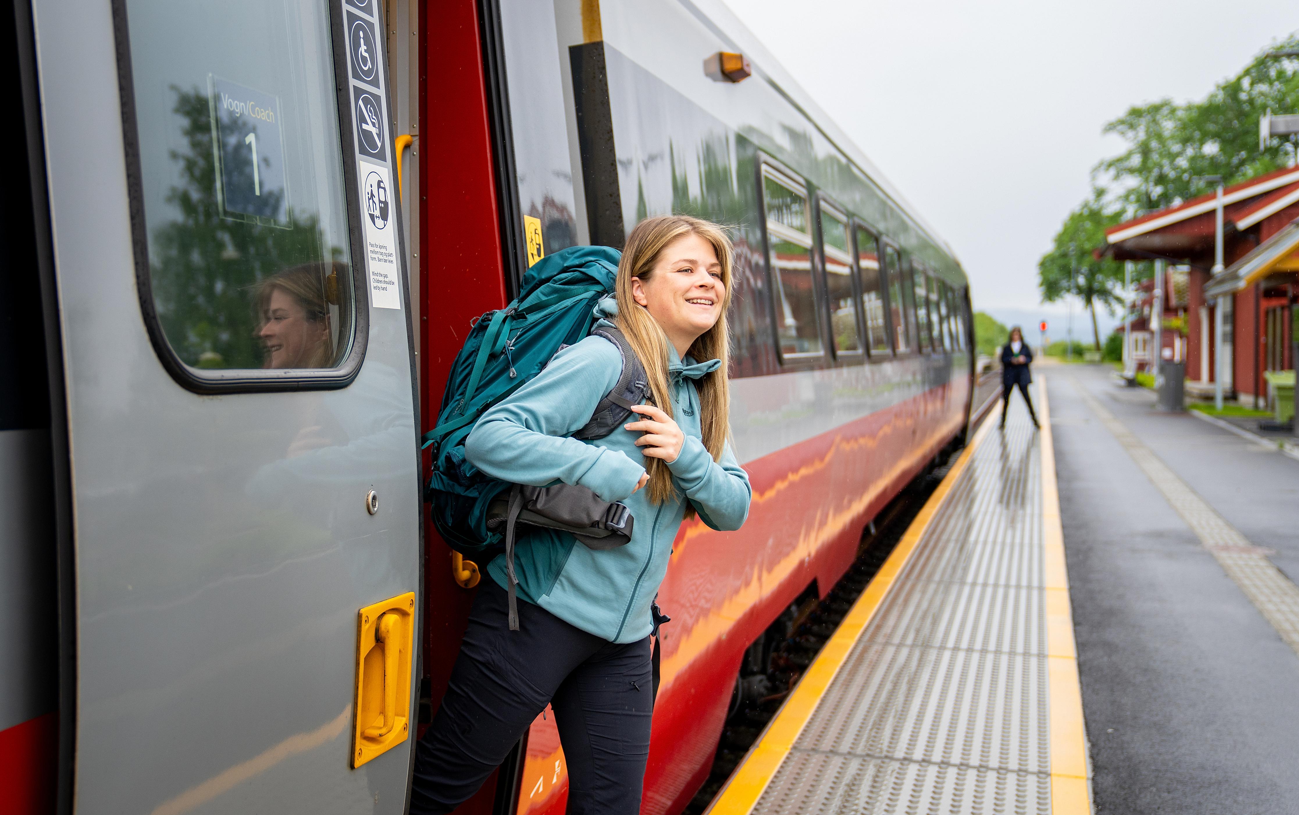 En dame går av toget på Røra stasjon på Inderøy