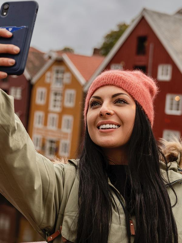 A woman taking a selfie on Gamle Bybro in Trondheim