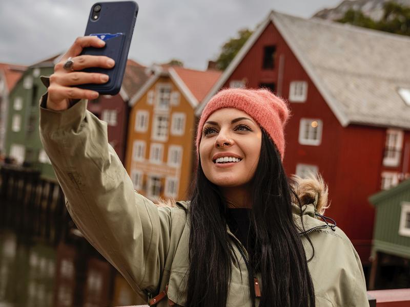 A woman taking a selfie on Gamle Bybro in Trondheim