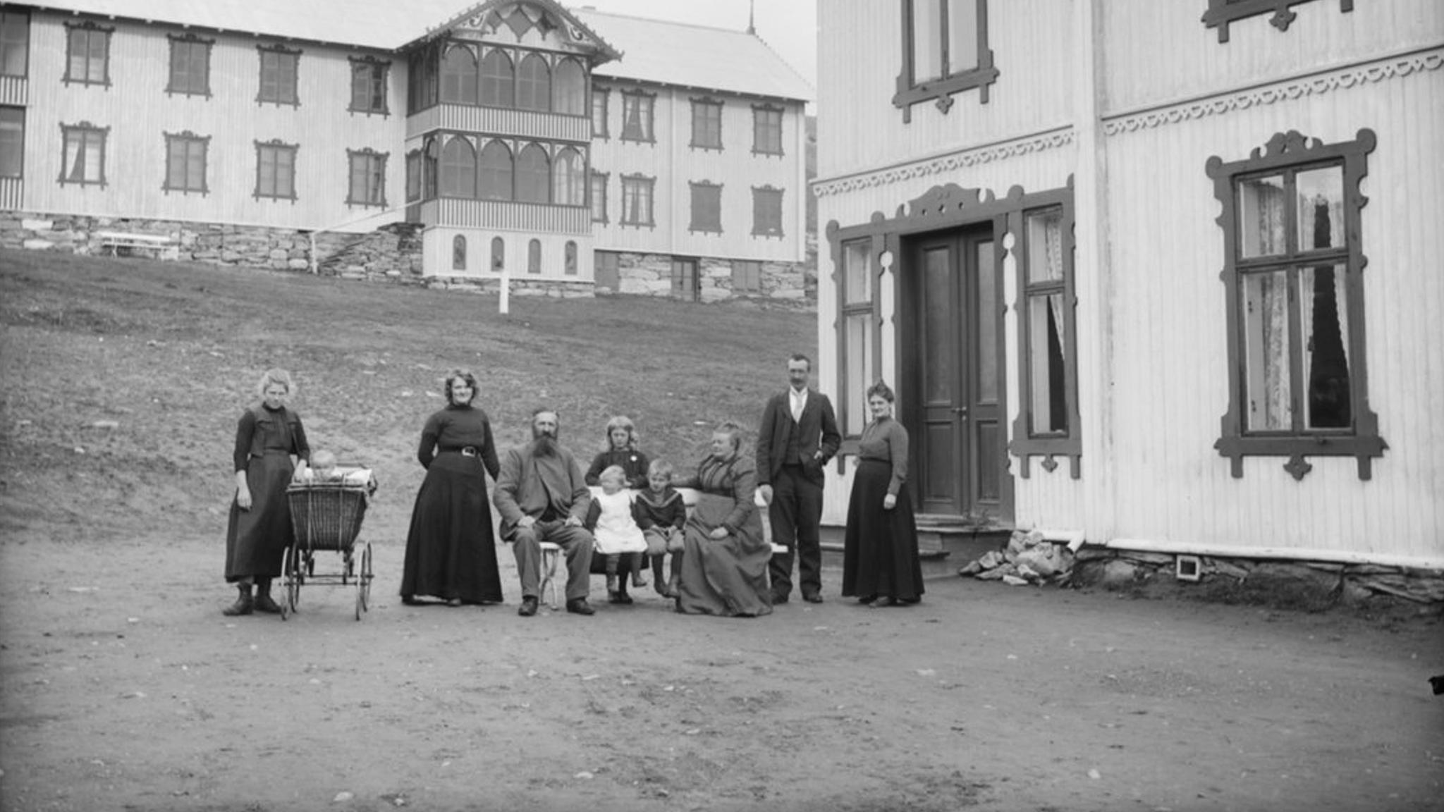 Old photo of the Hjerkinn family outside of Hjerkinn Fjeldstue, mountain lodge.