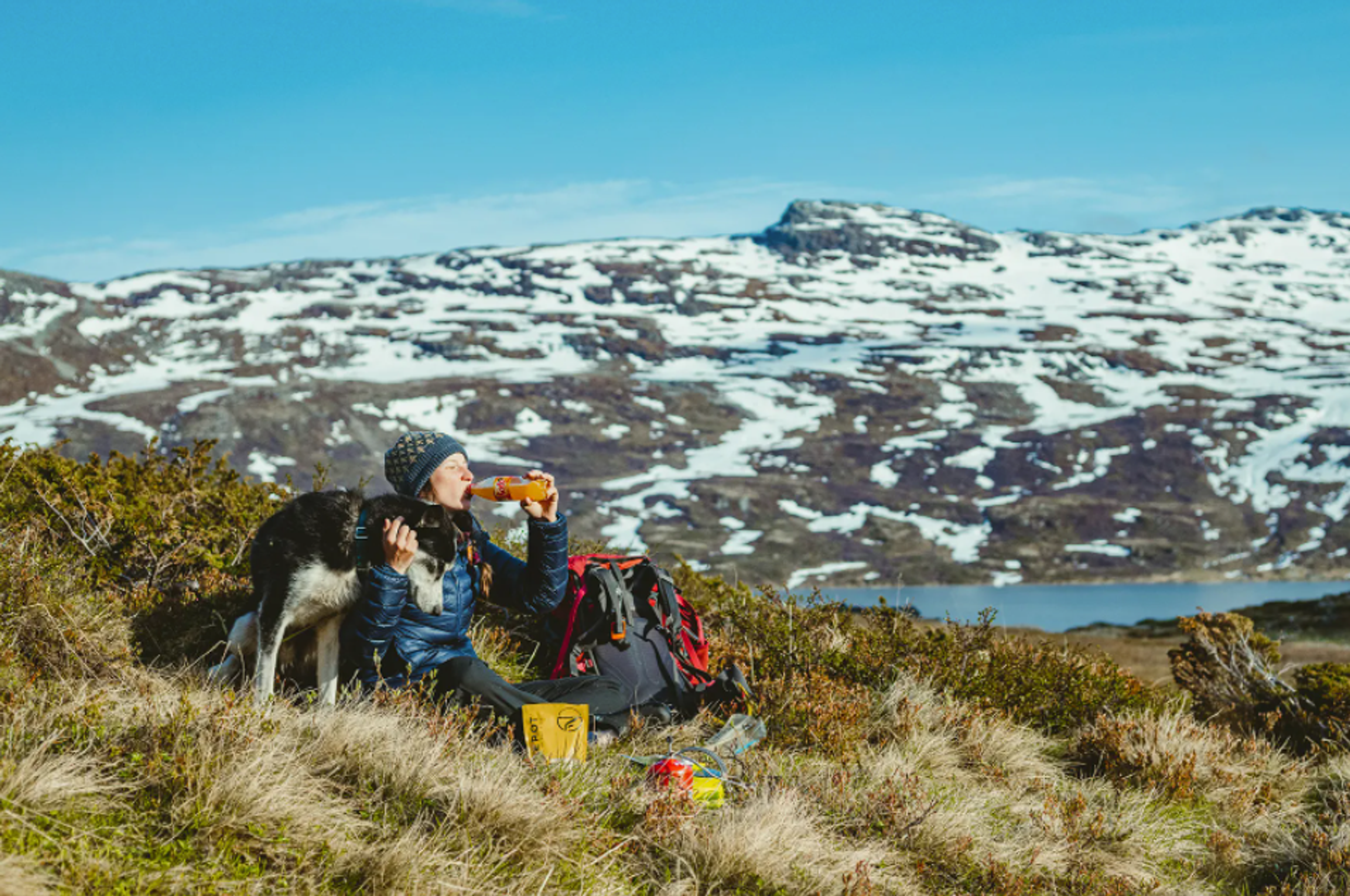 Oda Ramsdal and thorin the dog having lunch break in the mountain