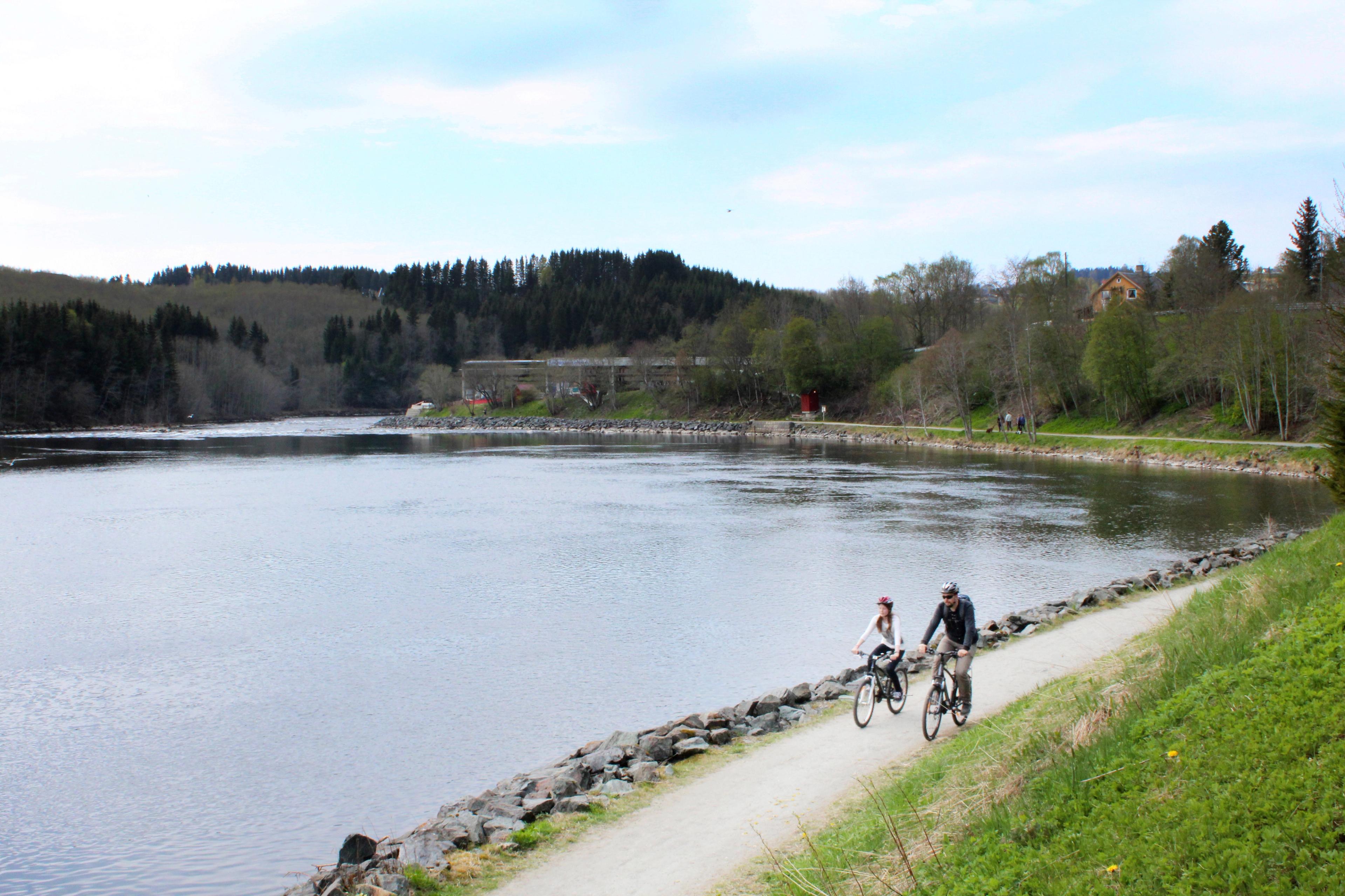 Far og datter cykler langs Nidelven i Trondheim