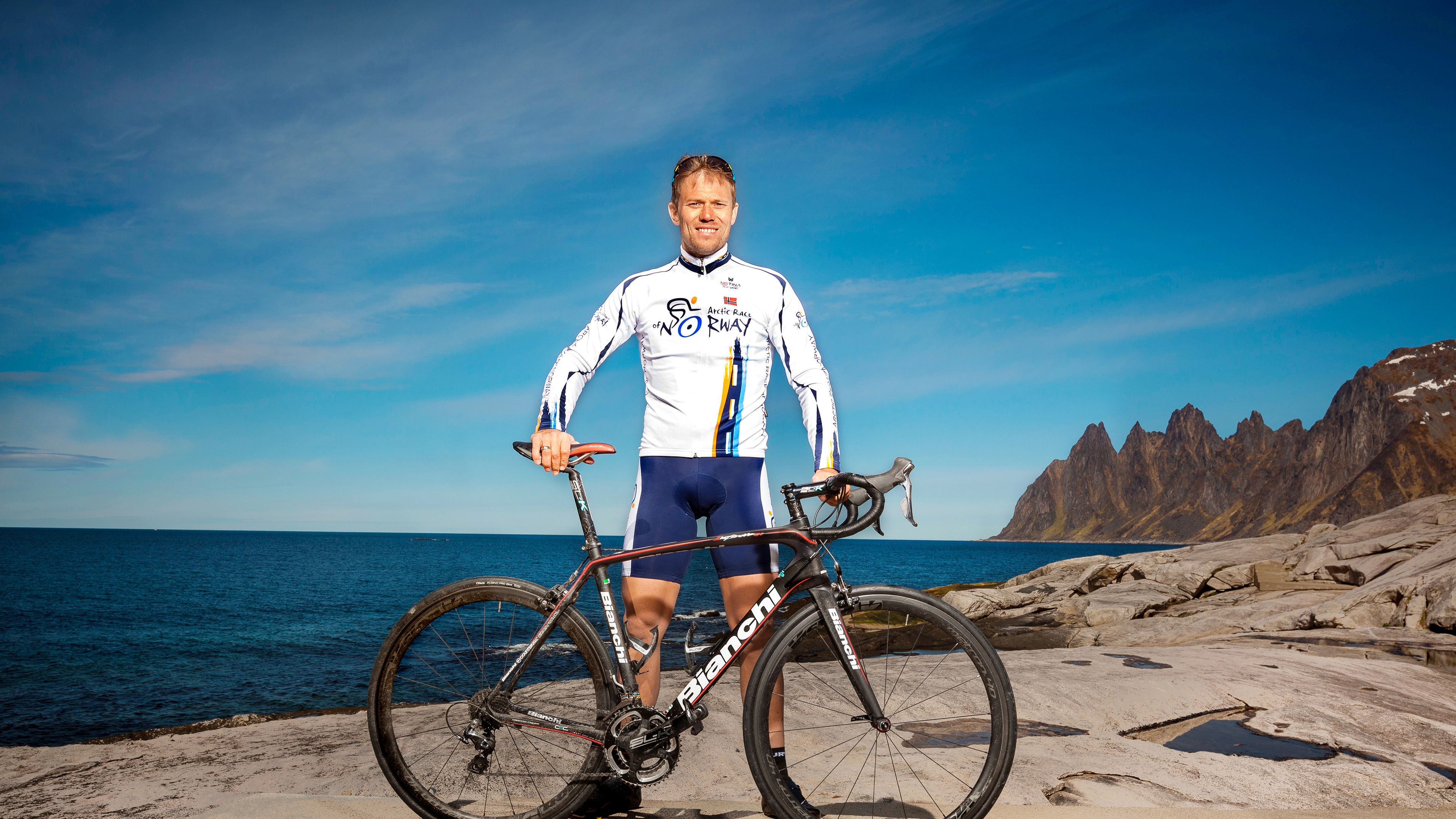 Thor Hushovd steht hinter seinem Fahrrad an der norwegischen Küste