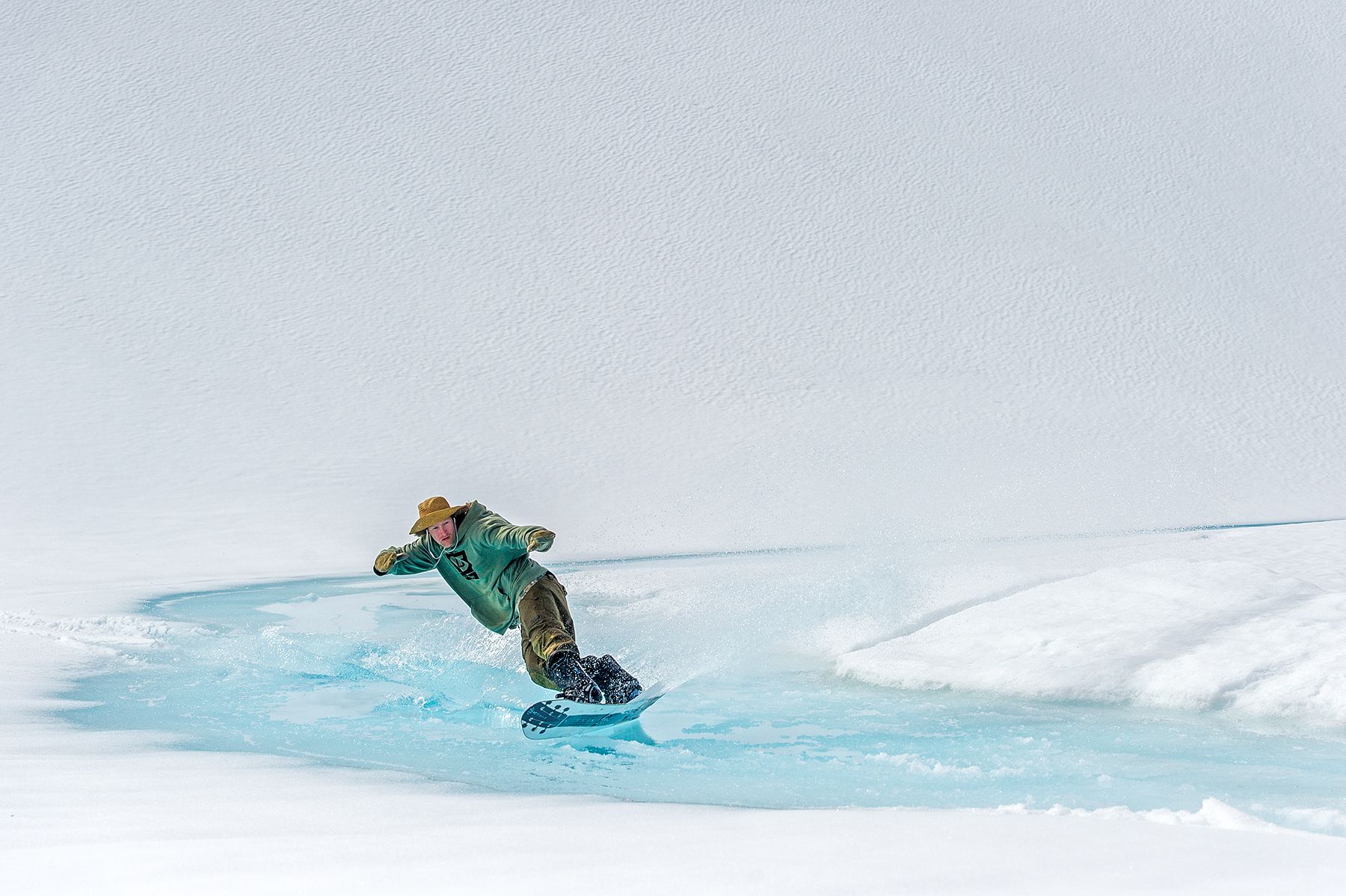 Mann på snøbrett på Stryn Sommerski