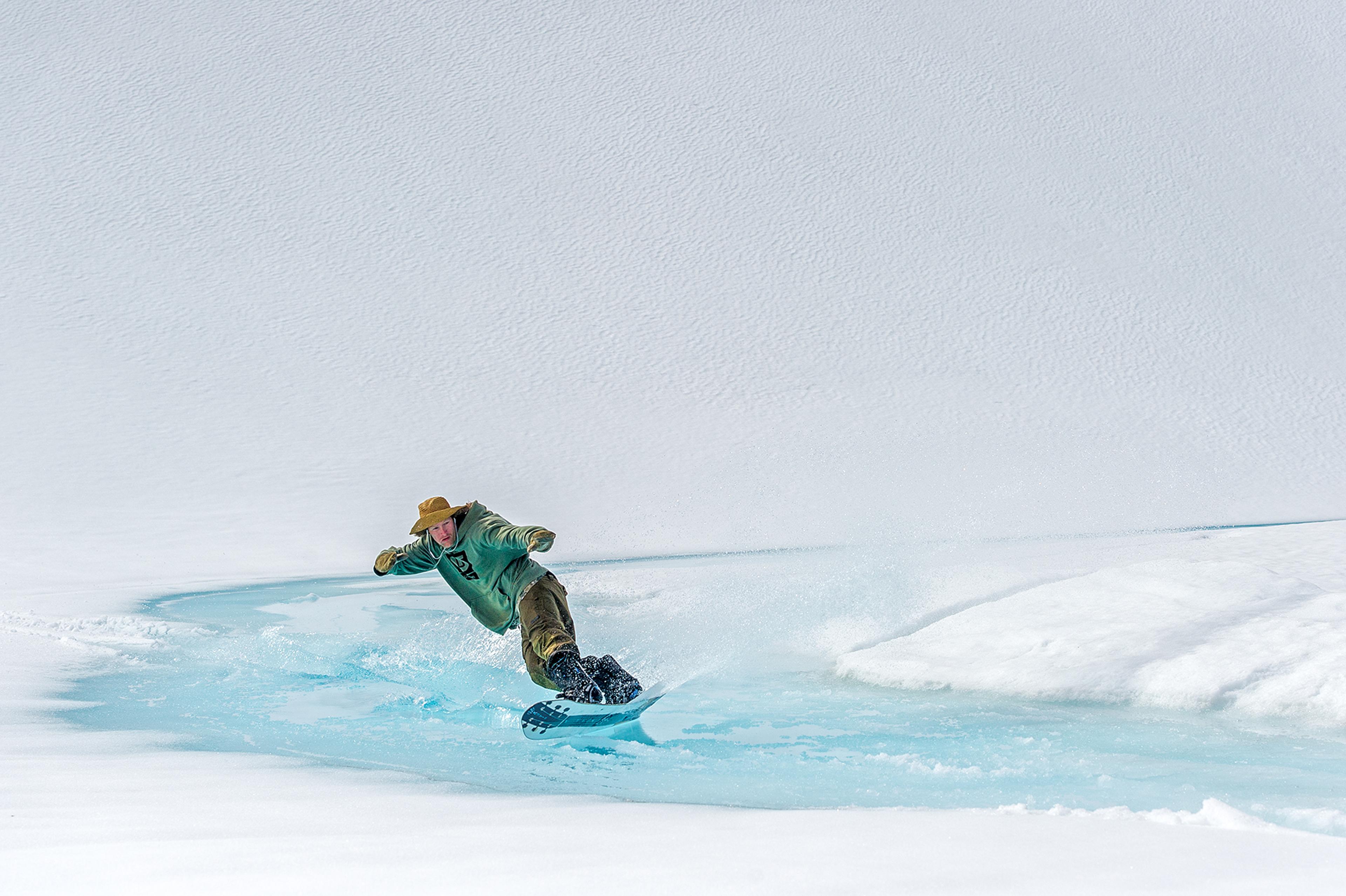 Man snowboarding at Stryn Sommerski