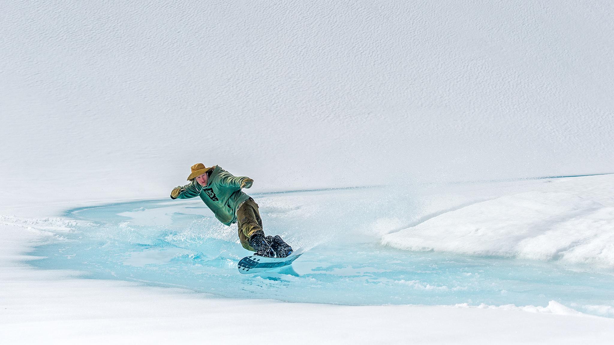 Man snowboarding at Stryn Sommerski