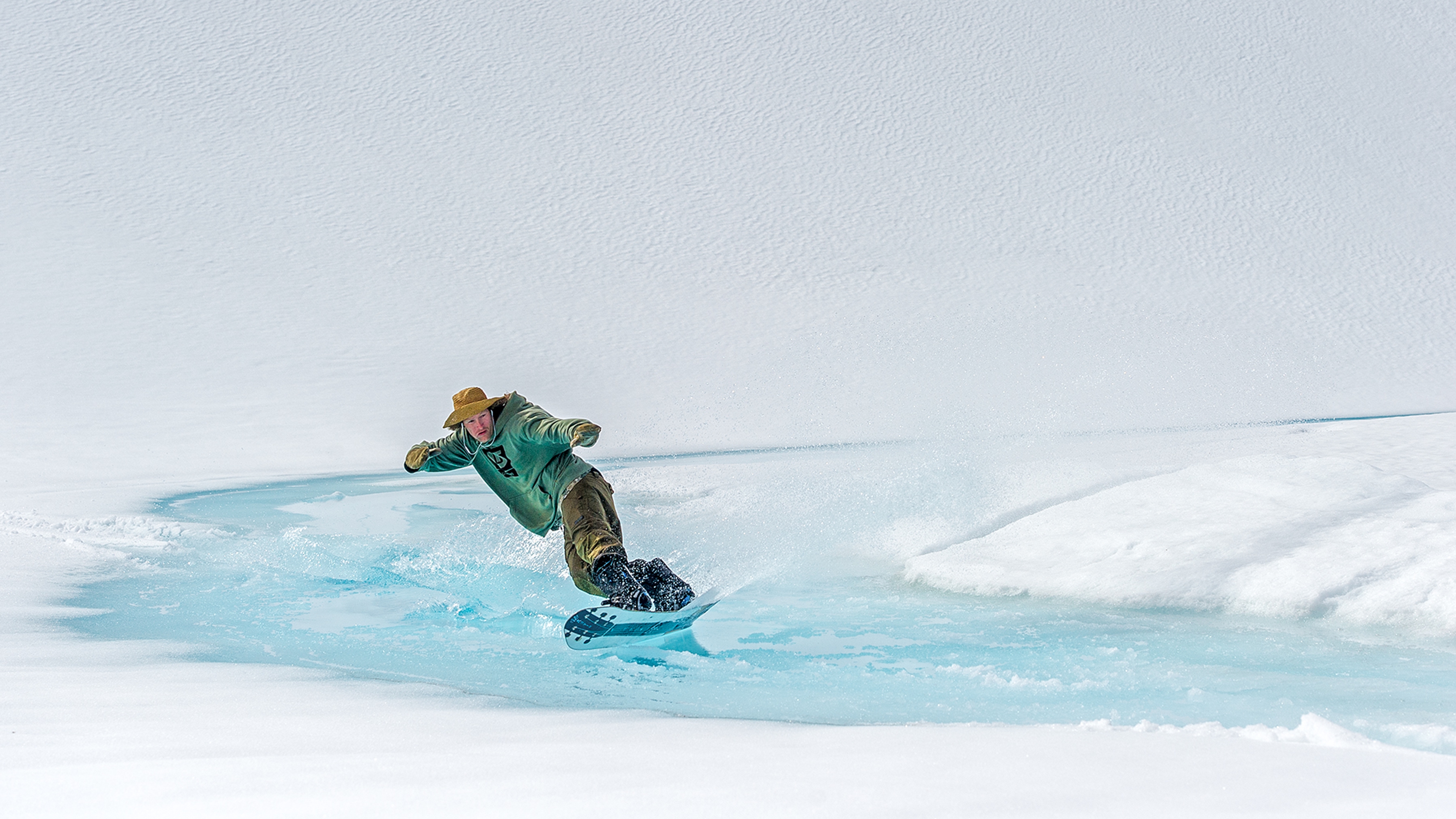 Mann på snøbrett på Stryn Sommerski