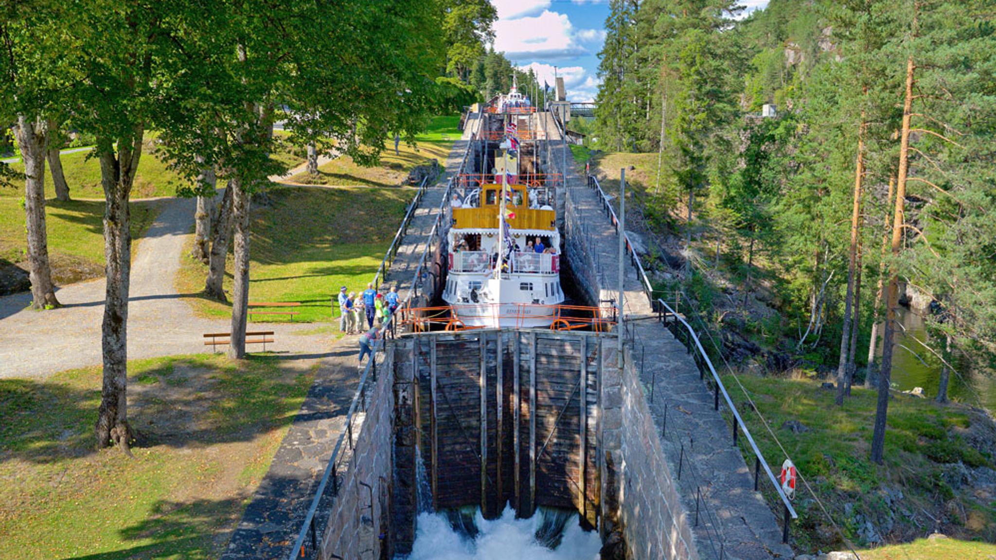 MS Henrik Ibsen in the locks of Vrangfoss in the Telemark canal