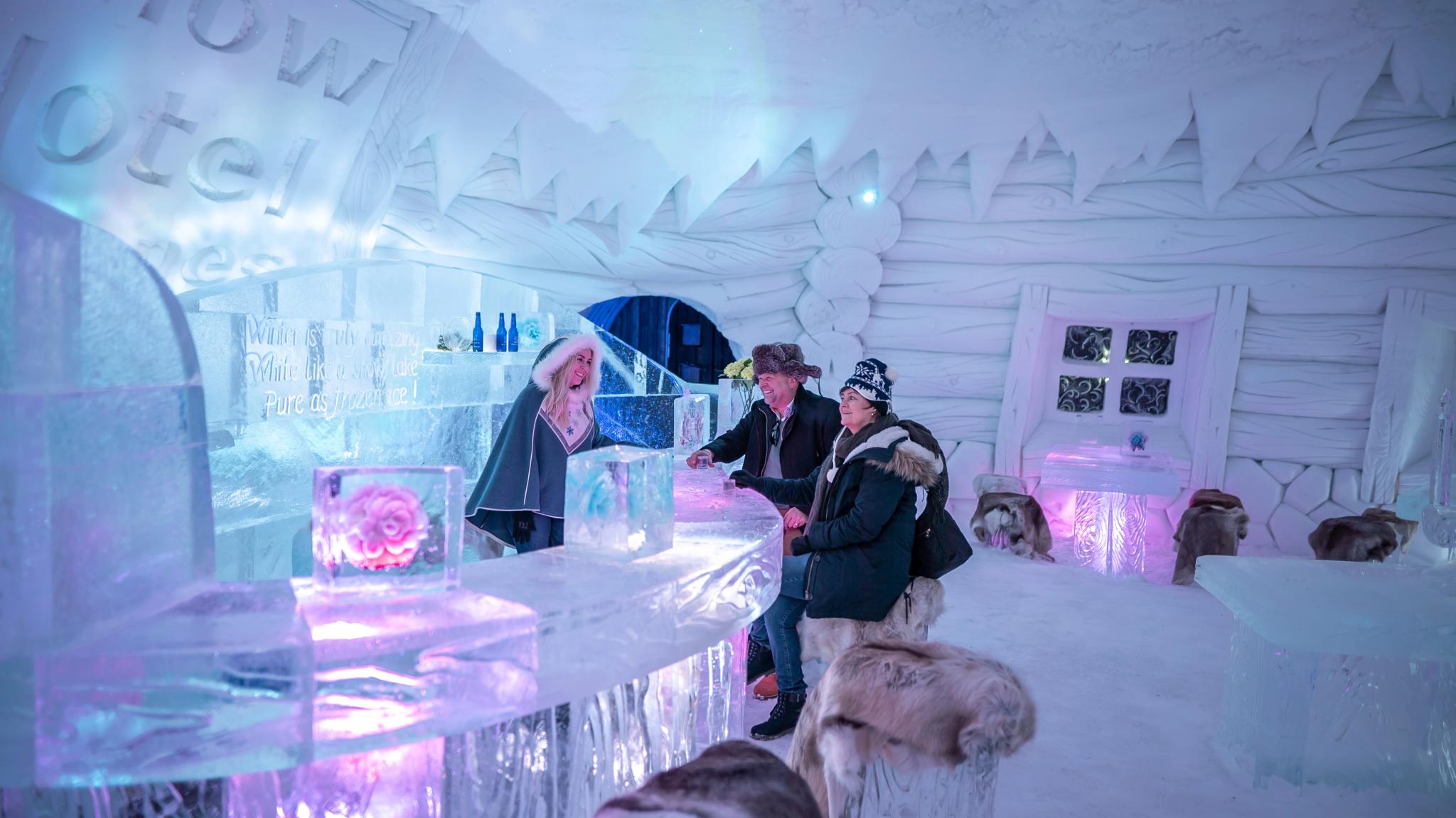 Gjester i isbaren hos Snowhotel Kirkenes