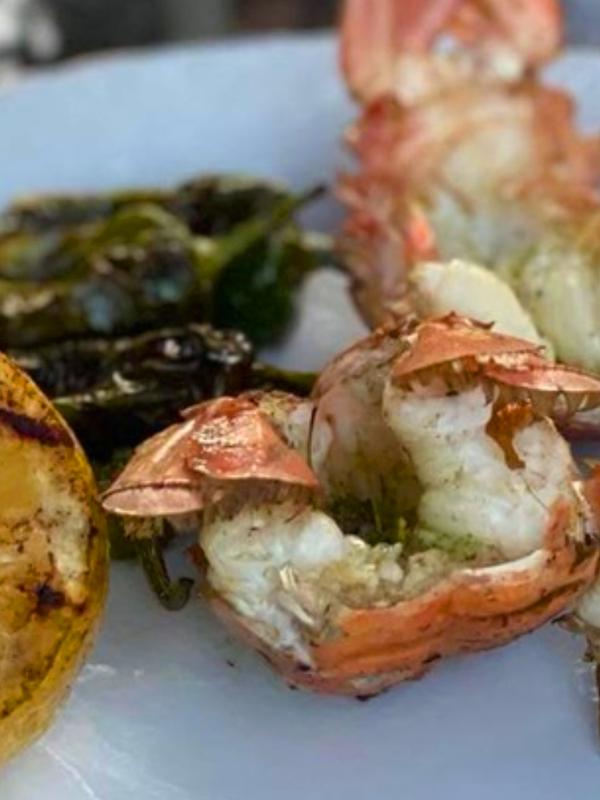Gratinated crayfish with grilled lemon and fried yeast