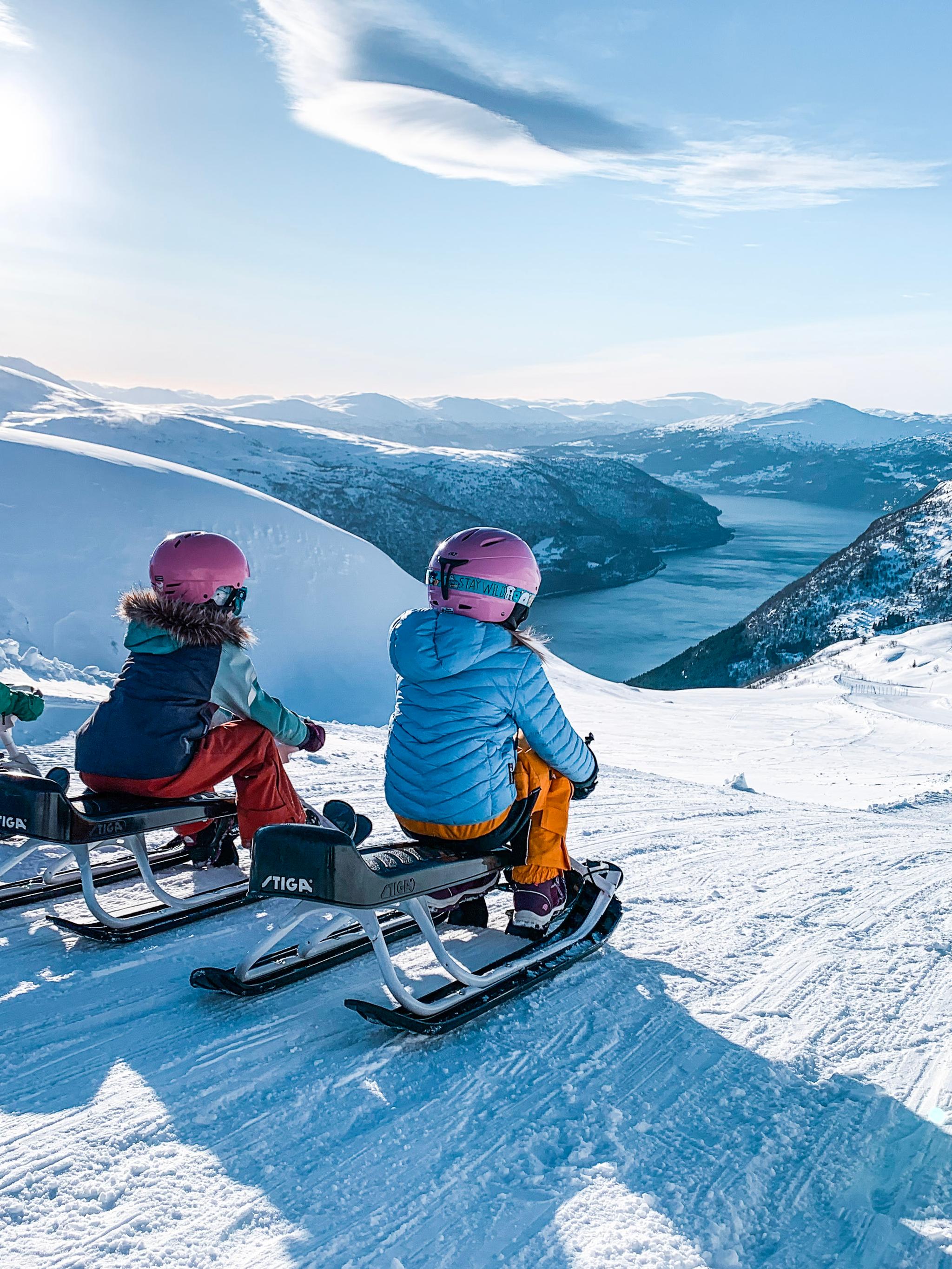 Jenter på aketur ned fjellet Hoven og Loen Skylift, Vestlandet.