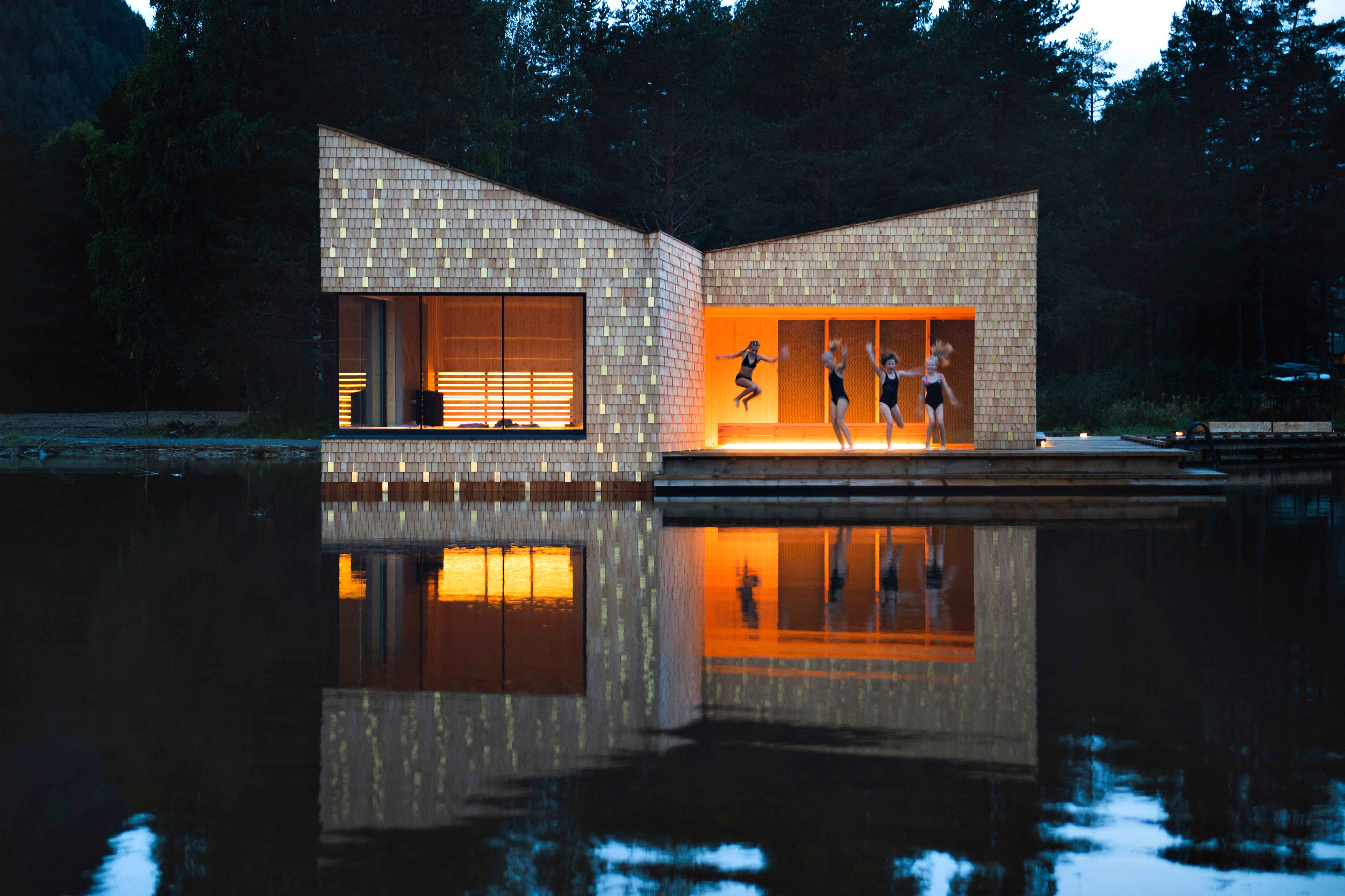 Folk hopper i innsjøen fra Soria Moria badstue i Telemark