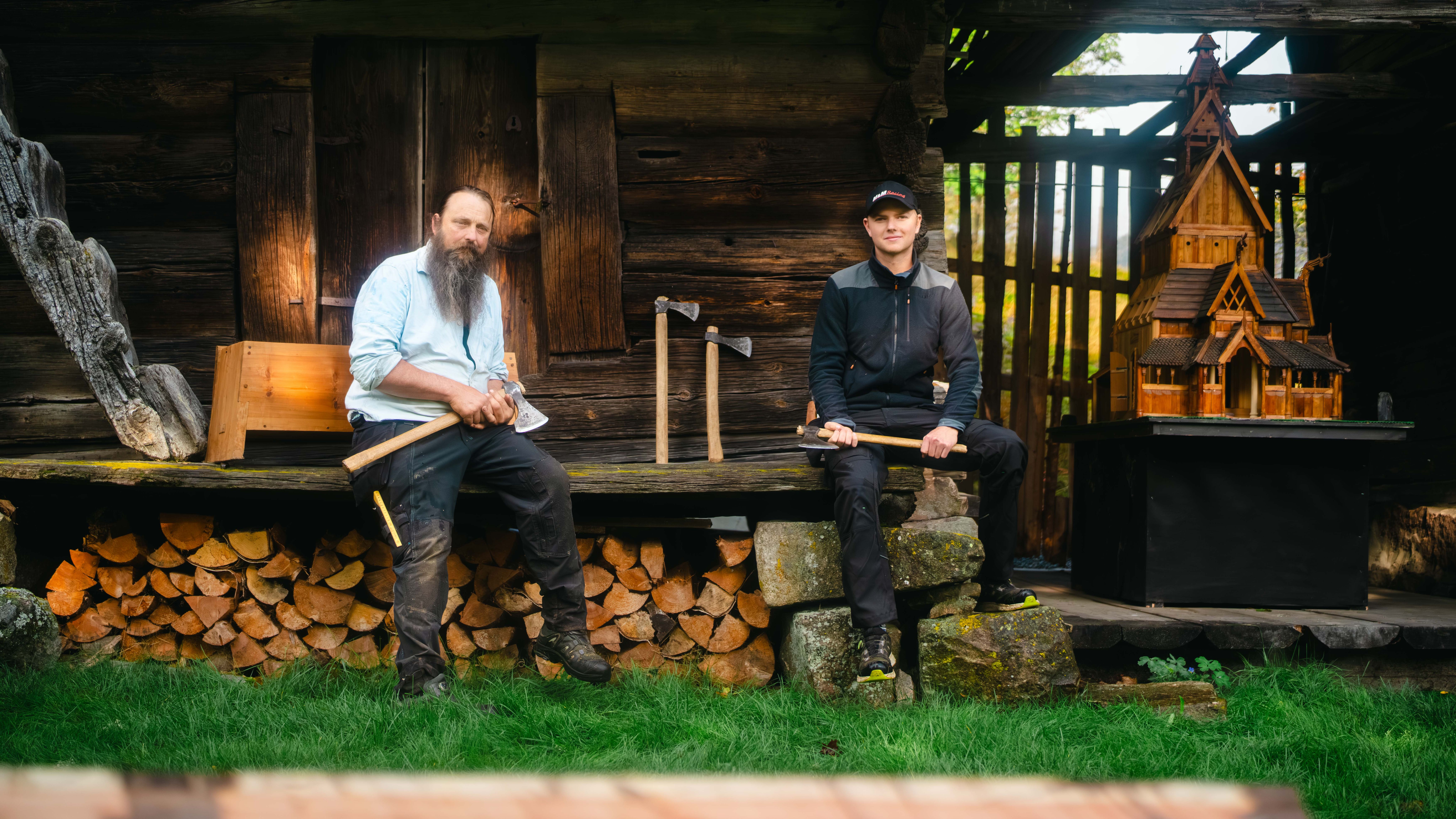 Øyvind Mauren, craftsman at the Setesdal stave church project, and a student