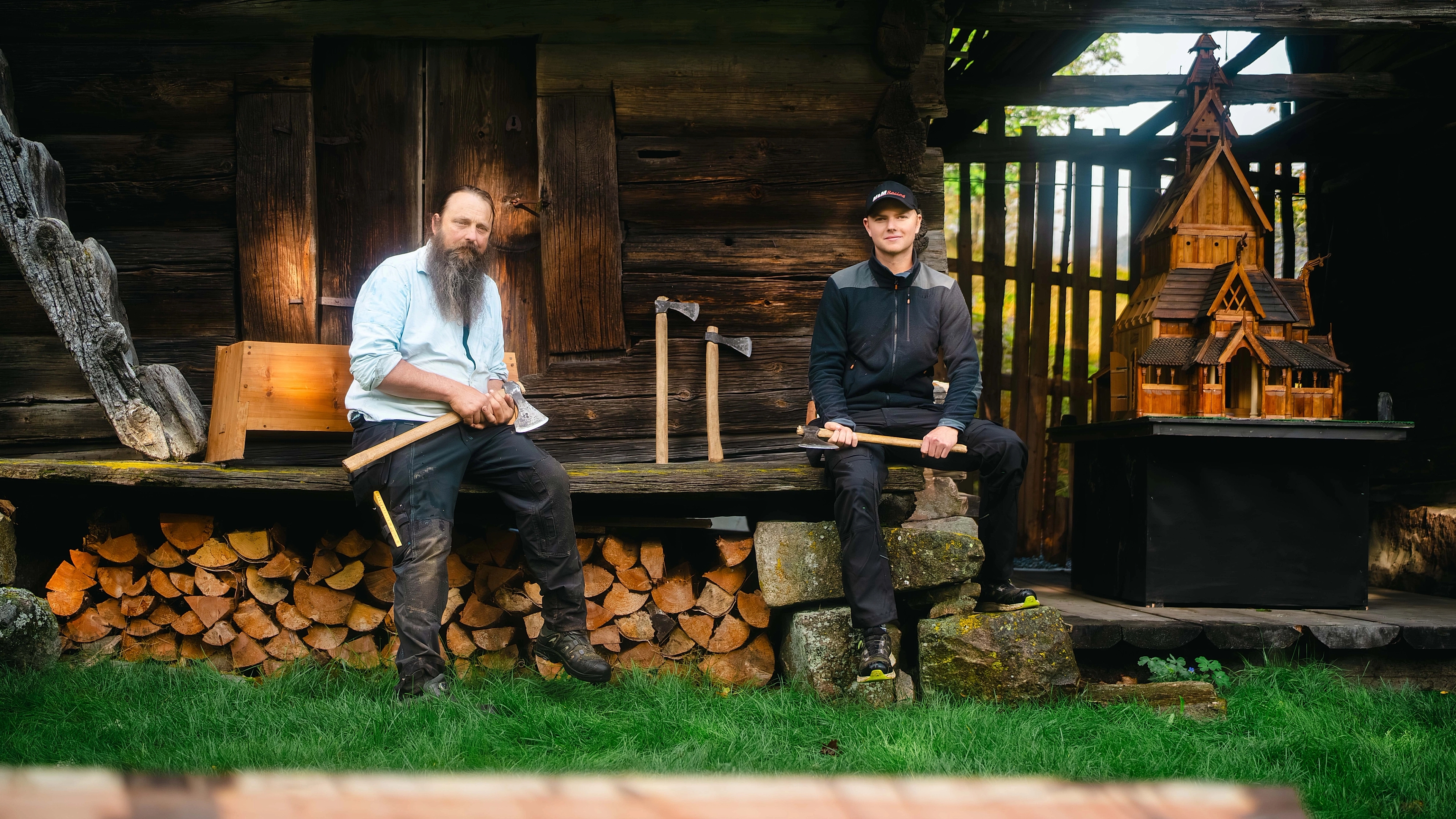 Øyvind Mauren, craftsman at the Setesdal stave church project, and a student