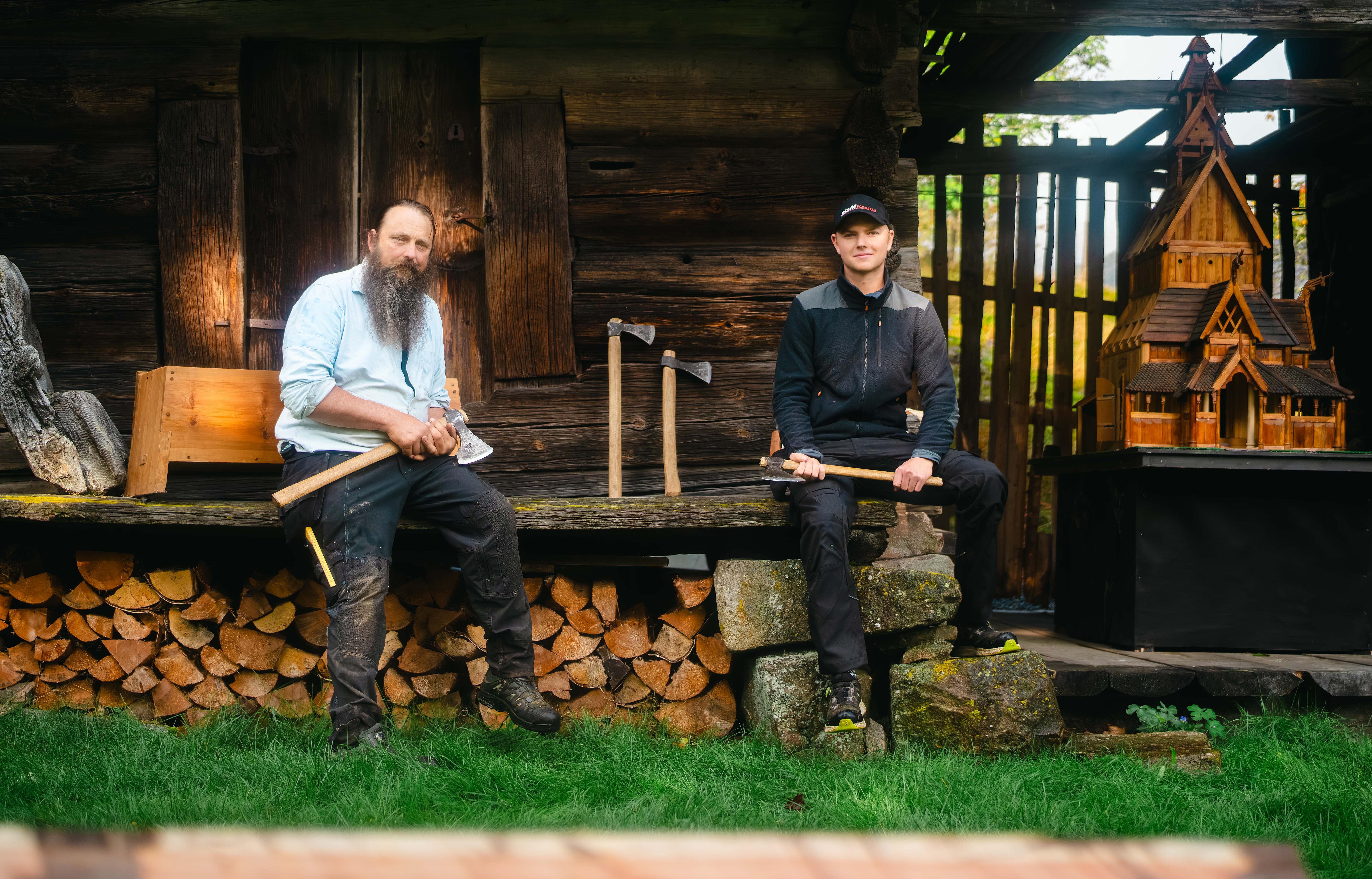 Øyvind Mauren, craftsman at the Setesdal stave church project, and a student