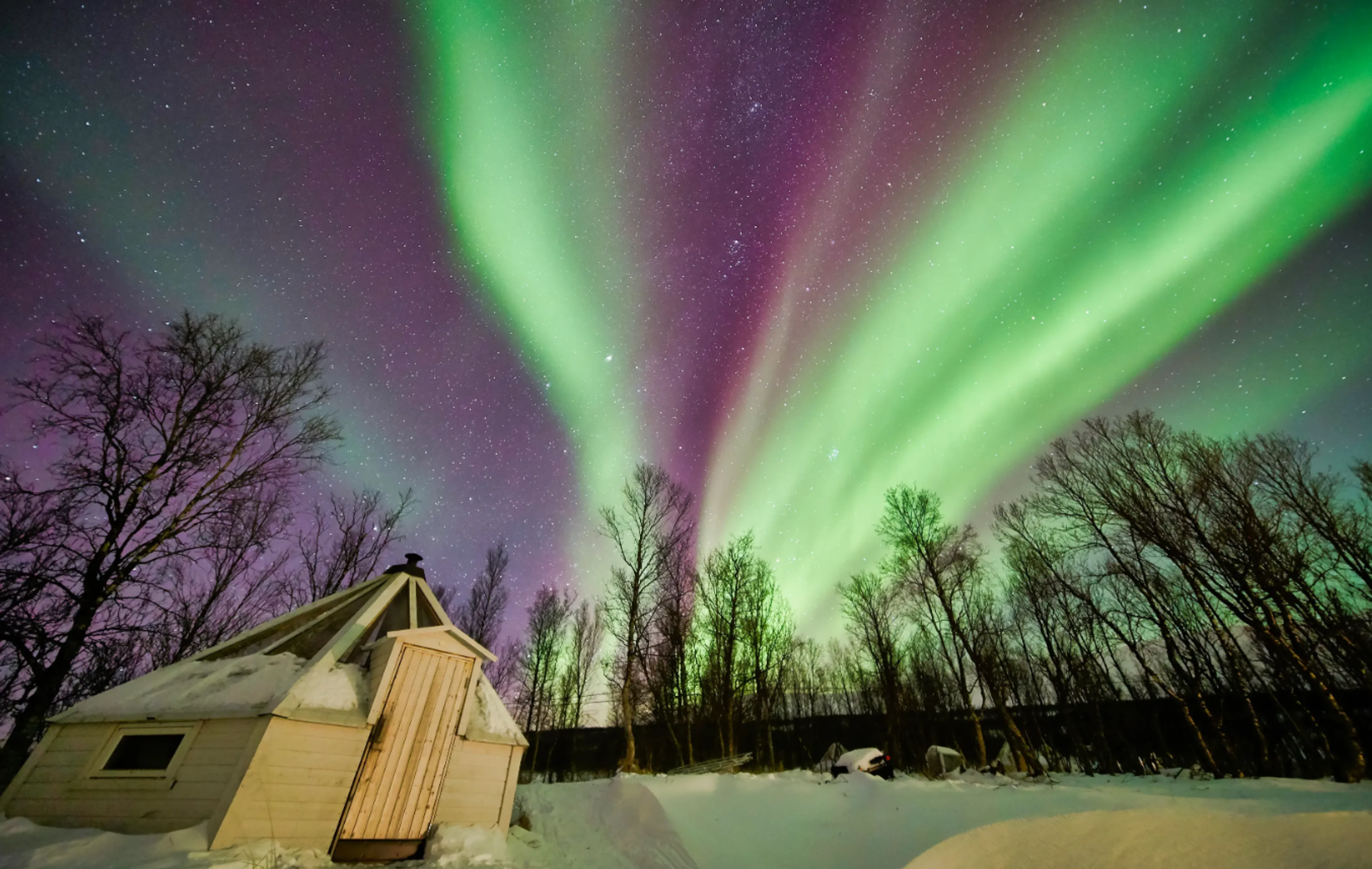 Northern lights over the crystal lavvo